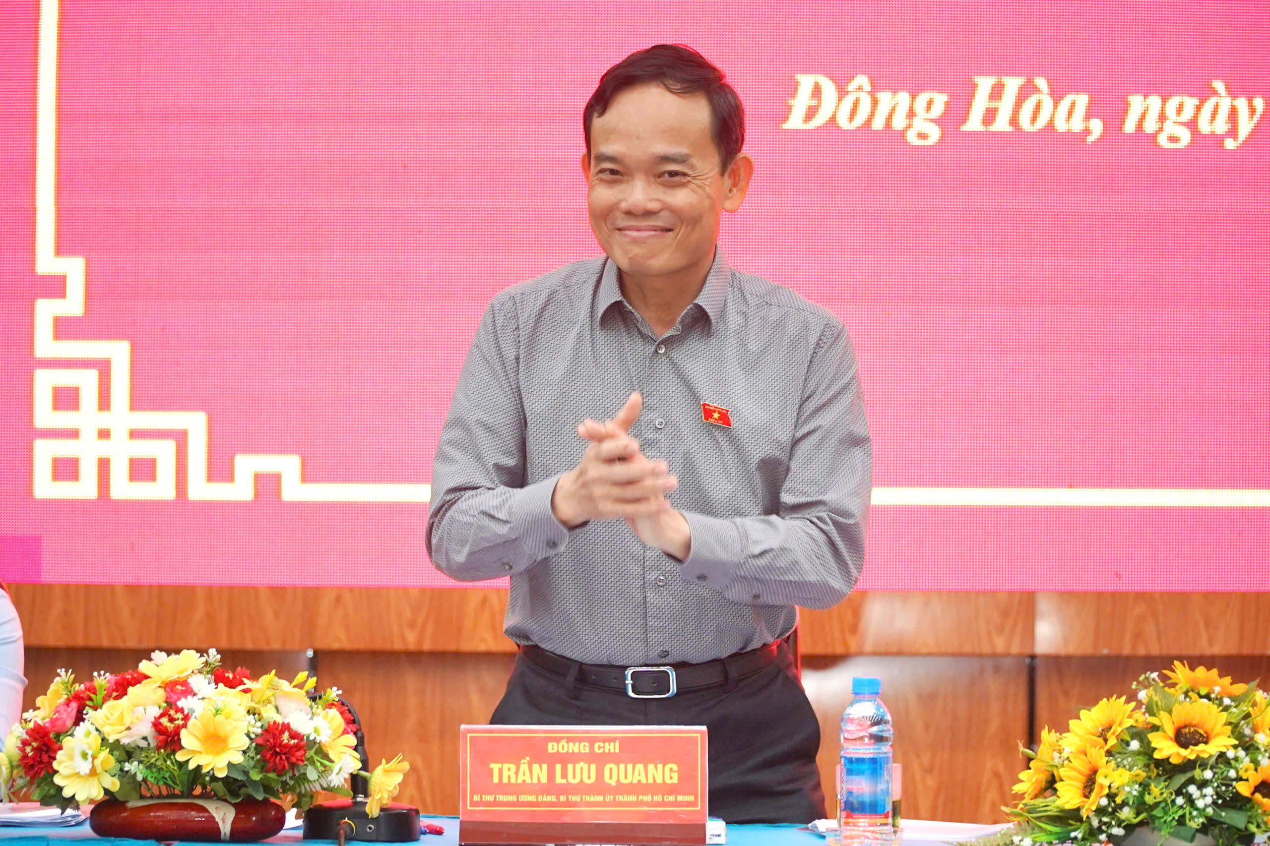 B&iacute; thư Th&agrave;nh ủy TPHCM tiếp x&uacute;c cử tri khu vực B&igrave;nh Dương cũ - Ảnh 1.