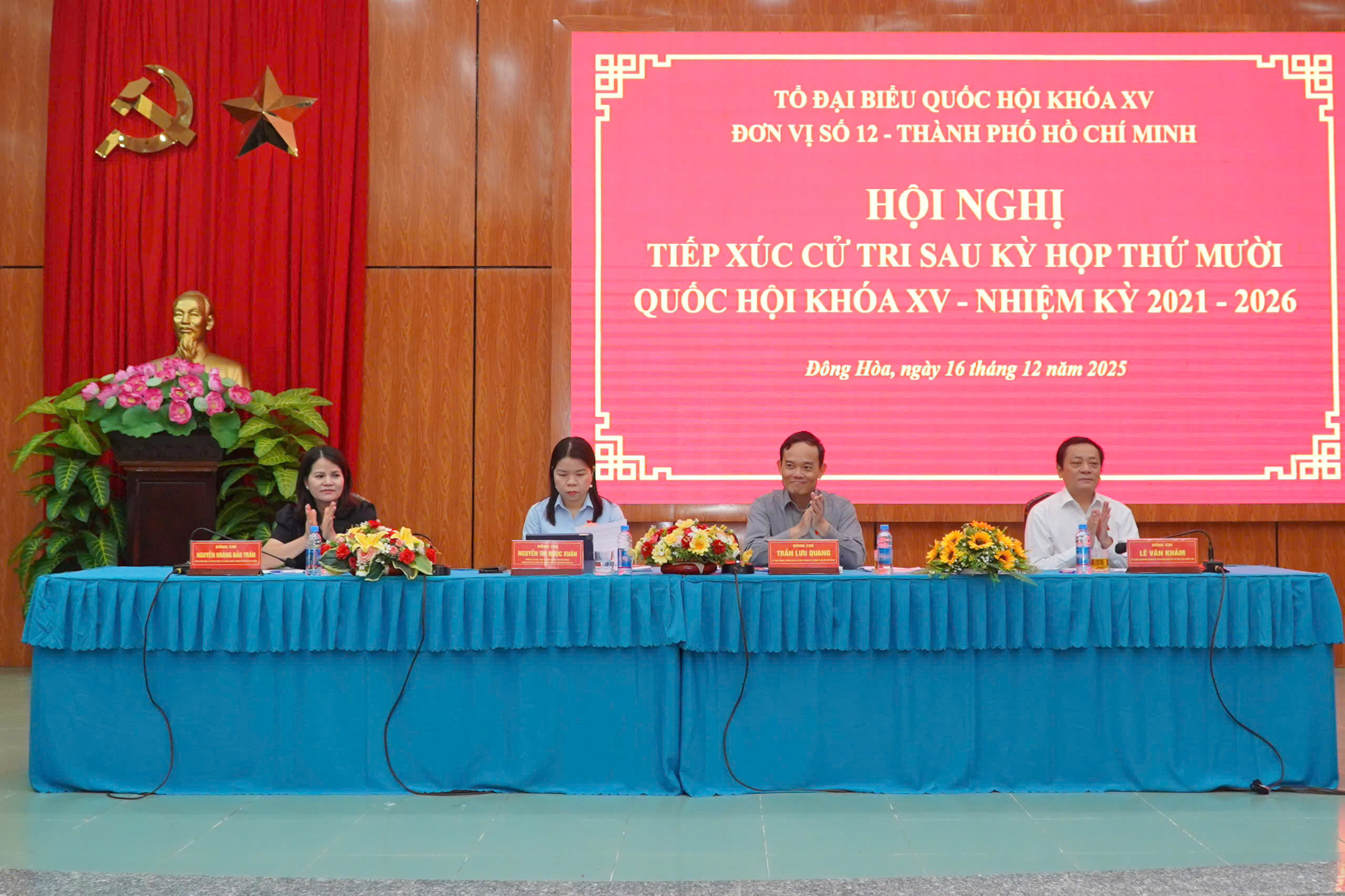 B&iacute; thư Th&agrave;nh ủy TPHCM tiếp x&uacute;c cử tri khu vực B&igrave;nh Dương cũ - Ảnh 3.