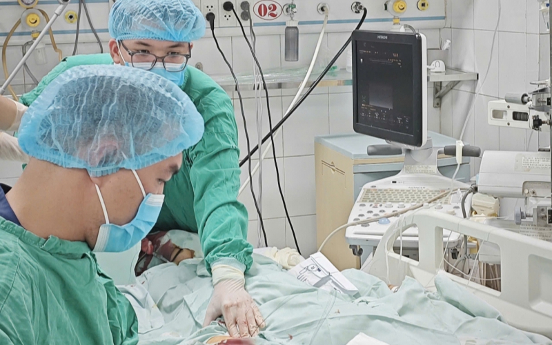 Nữ giáo viên nguy kịch sau bữa bún ngan
