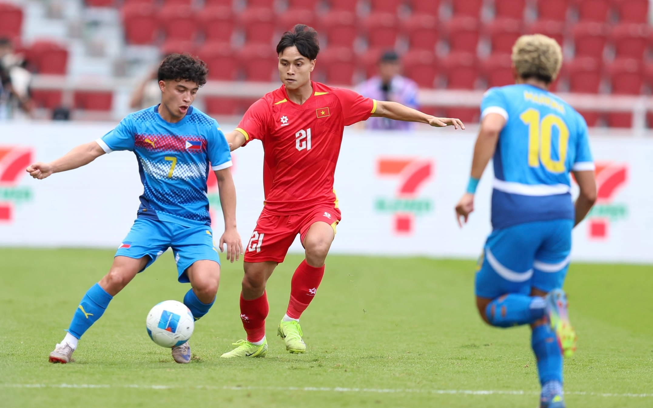 Tiền đạo Nguyễn Thanh Nh&agrave;n v&agrave; b&agrave;n thắng đầu ti&ecirc;n ở SEA Games 33 - Ảnh 4.