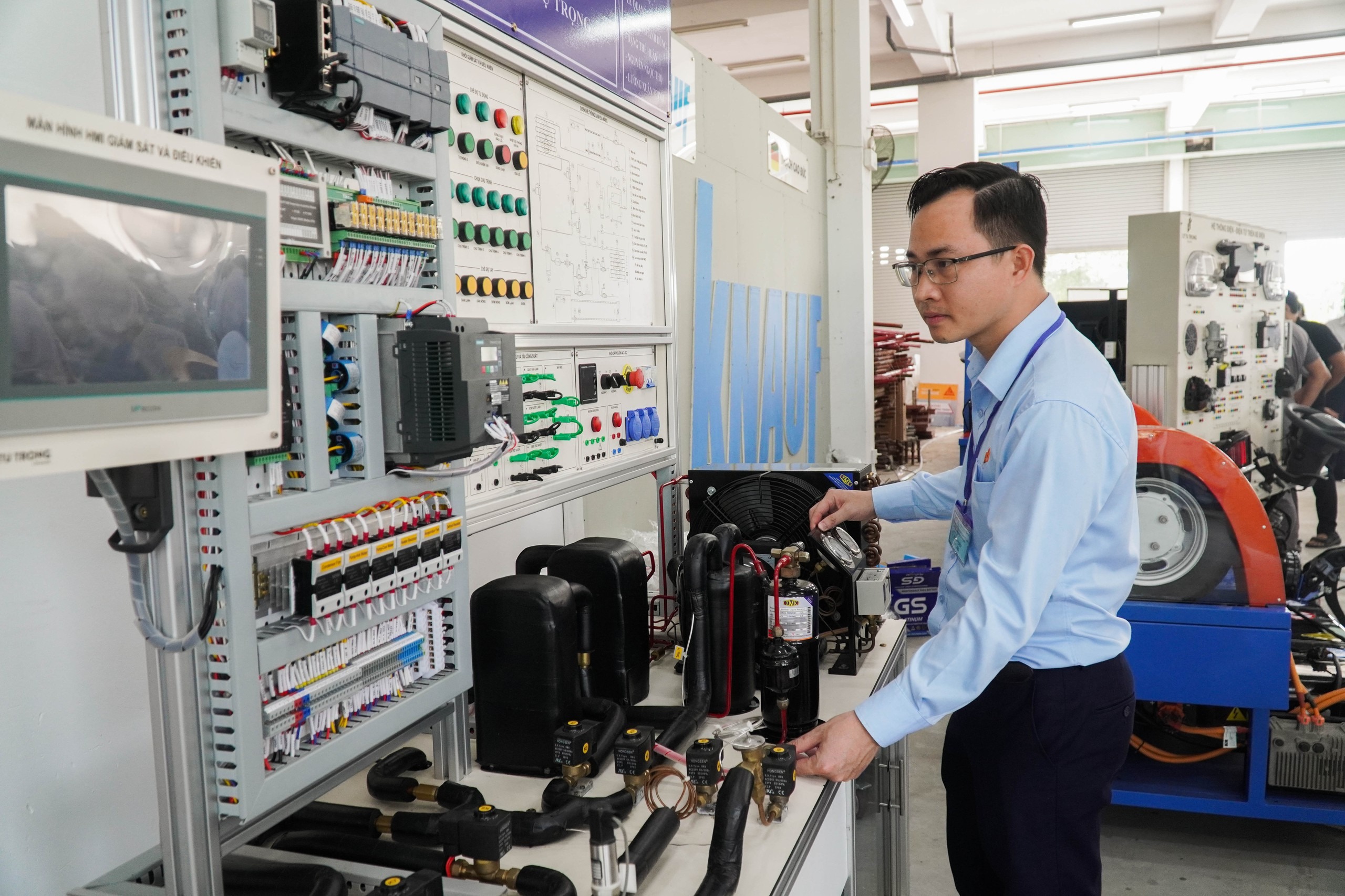 Trường CĐ Lý Tự Trọng "bội thu" ở Hội thi Thiết bị đào tạo tự làm - Ảnh 3.
