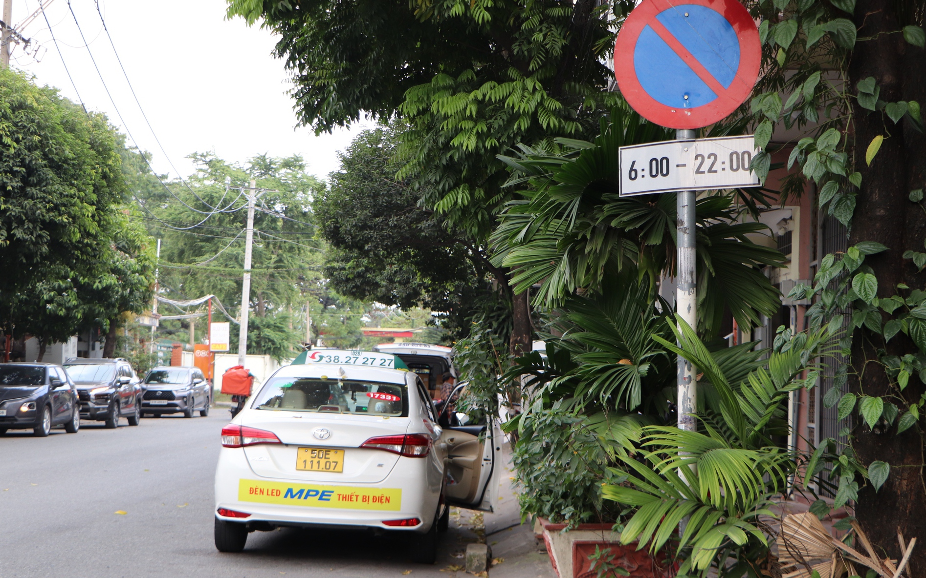 Taxi đỗ xe tràn lan xung quanh sân bay Tân Sơn Nhất