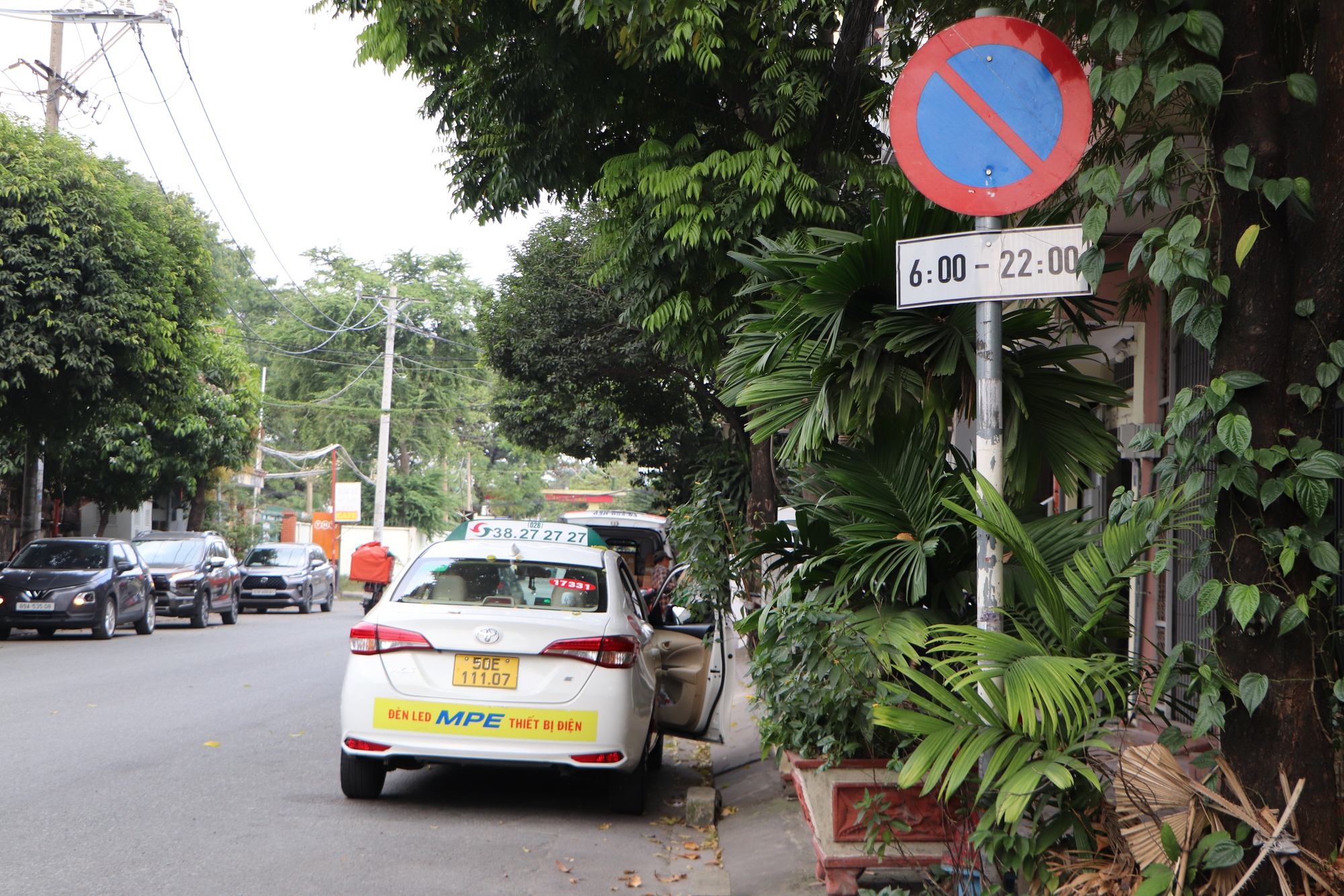 Taxi đỗ xe tr&agrave;n lan ở xung quanh s&acirc;n bay T&acirc;n Sơn Nhất - Ảnh 2.