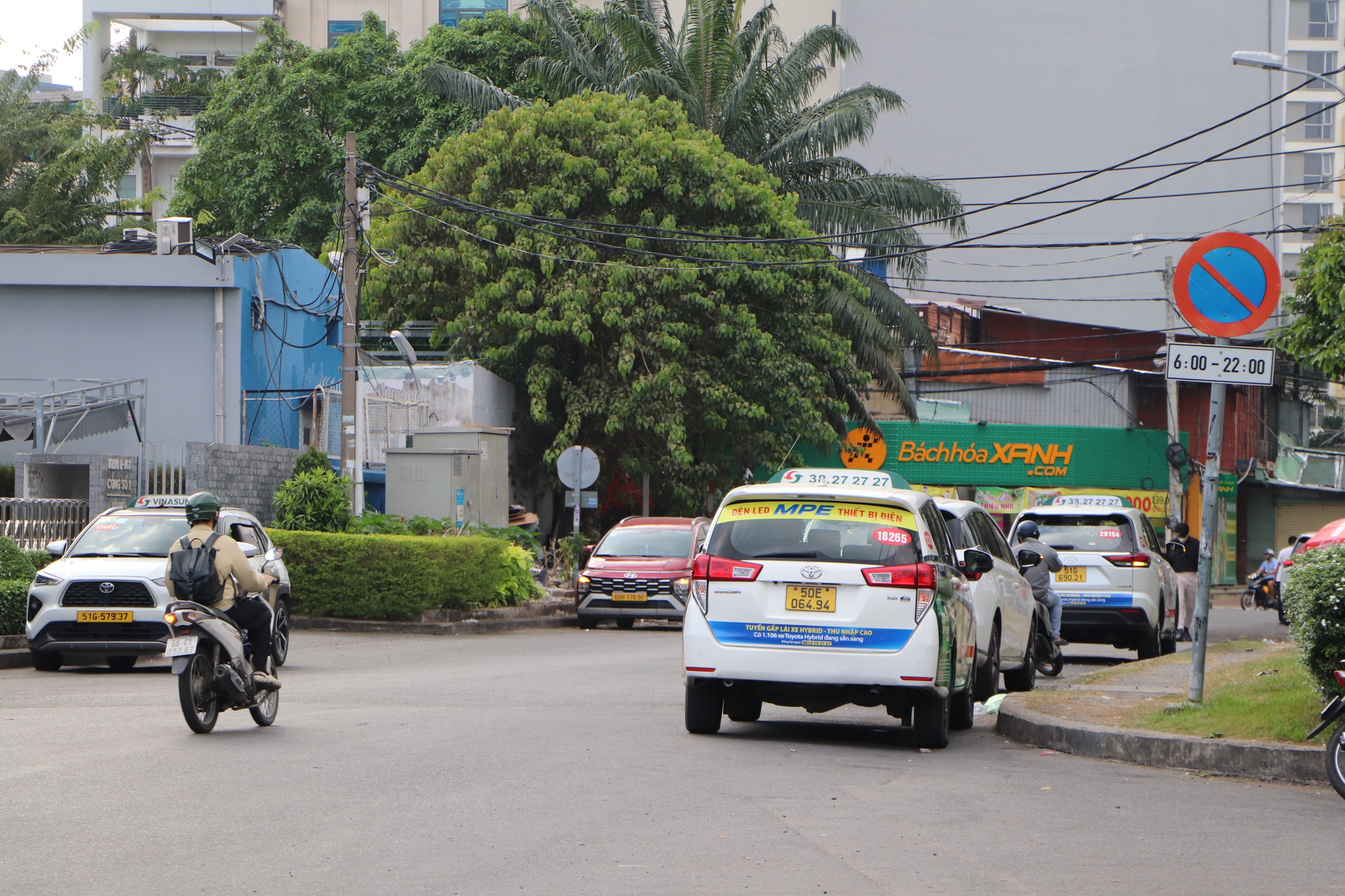 Taxi đỗ xe tr&agrave;n lan ở xung quanh s&acirc;n bay T&acirc;n Sơn Nhất - Ảnh 4.