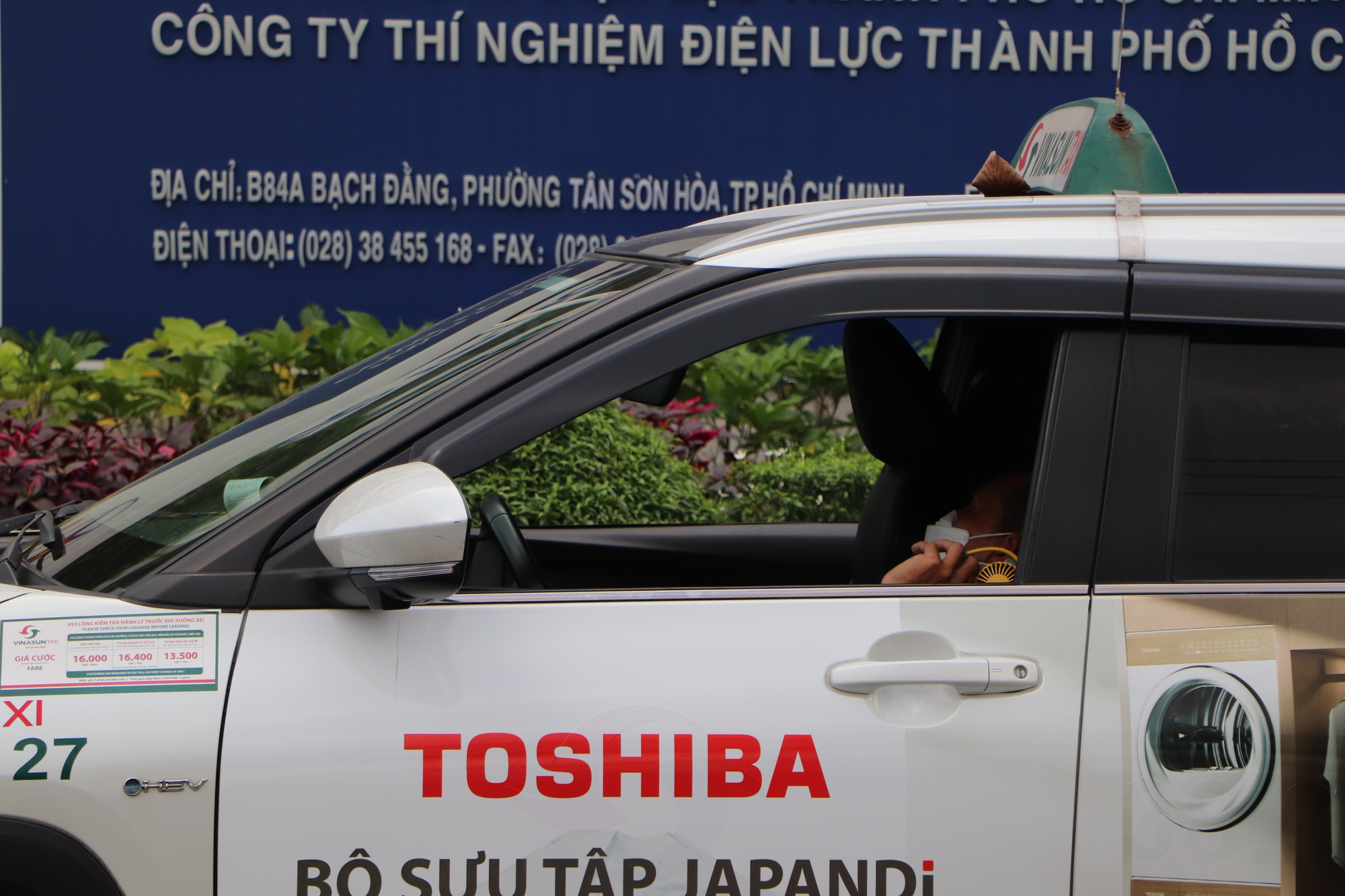Taxi đỗ xe tr&agrave;n lan ở xung quanh s&acirc;n bay T&acirc;n Sơn Nhất - Ảnh 3.