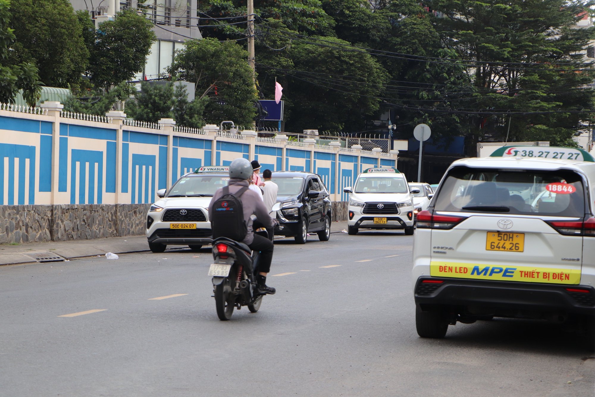 Taxi đỗ xe tr&agrave;n lan ở xung quanh s&acirc;n bay T&acirc;n Sơn Nhất - Ảnh 5.