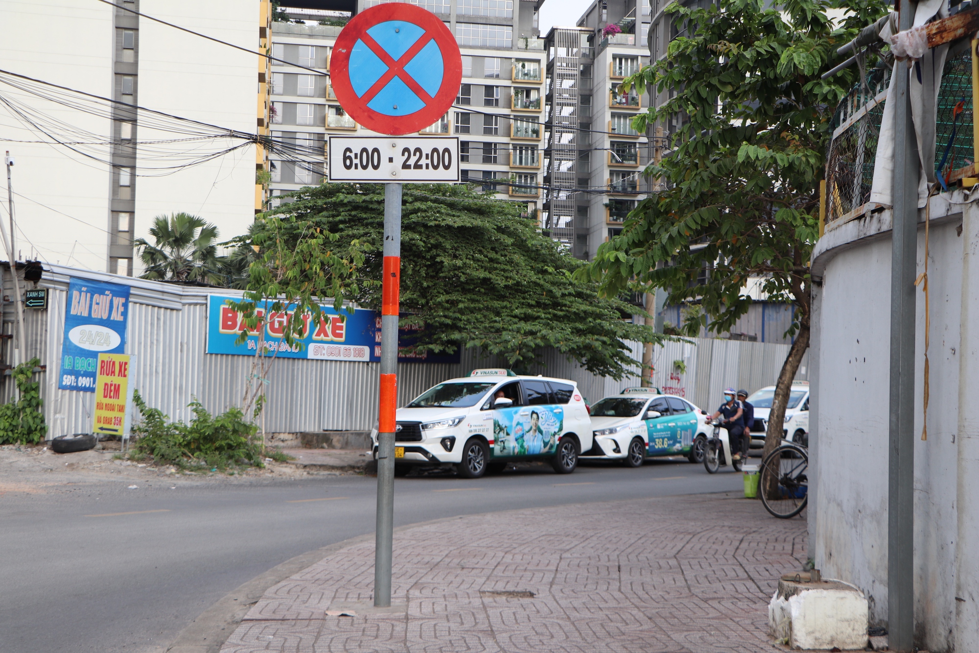 Taxi đỗ xe tr&agrave;n lan ở xung quanh s&acirc;n bay T&acirc;n Sơn Nhất - Ảnh 1.