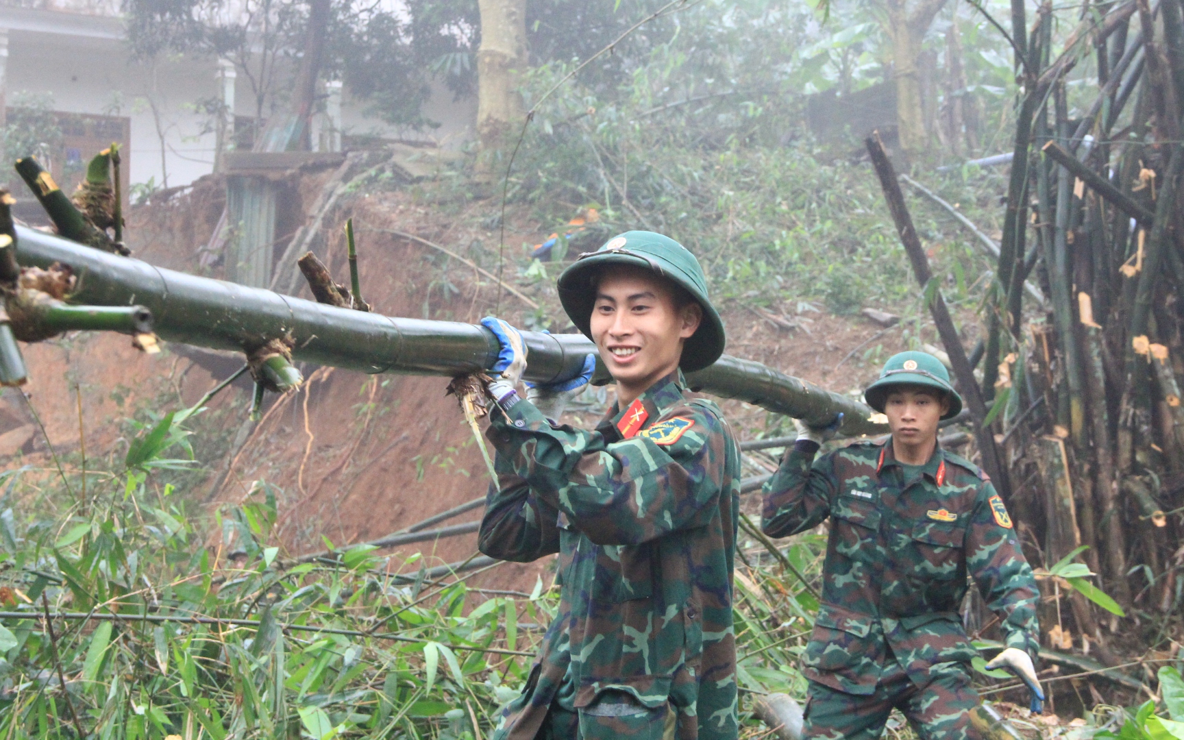 Gấp rút thi công công trình chống sụt trượt ở Khe Sanh dưới sương mù dày đặc