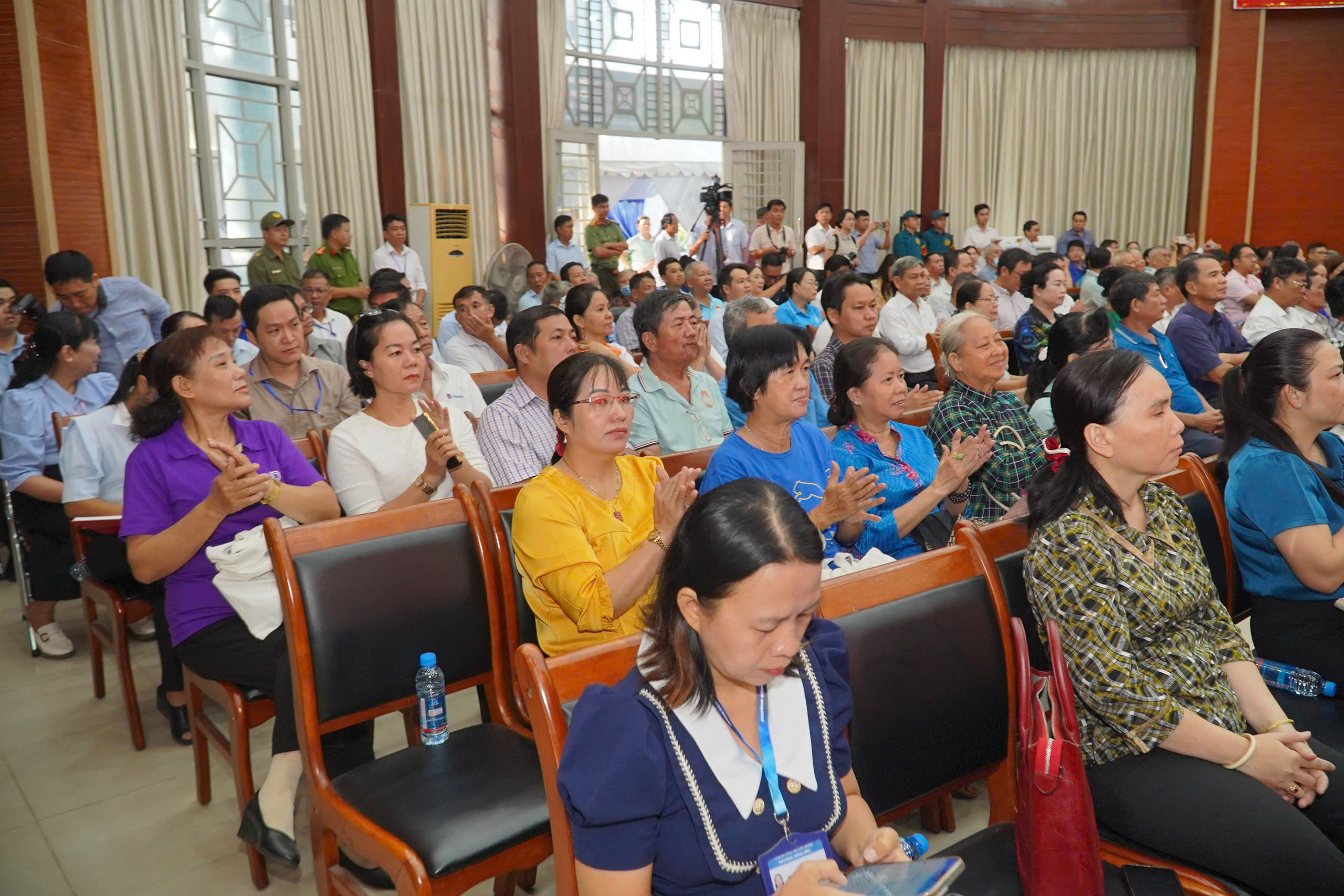 B&iacute; thư Th&agrave;nh ủy TPHCM tiếp x&uacute;c cử tri khu vực B&igrave;nh Dương cũ - Ảnh 11.