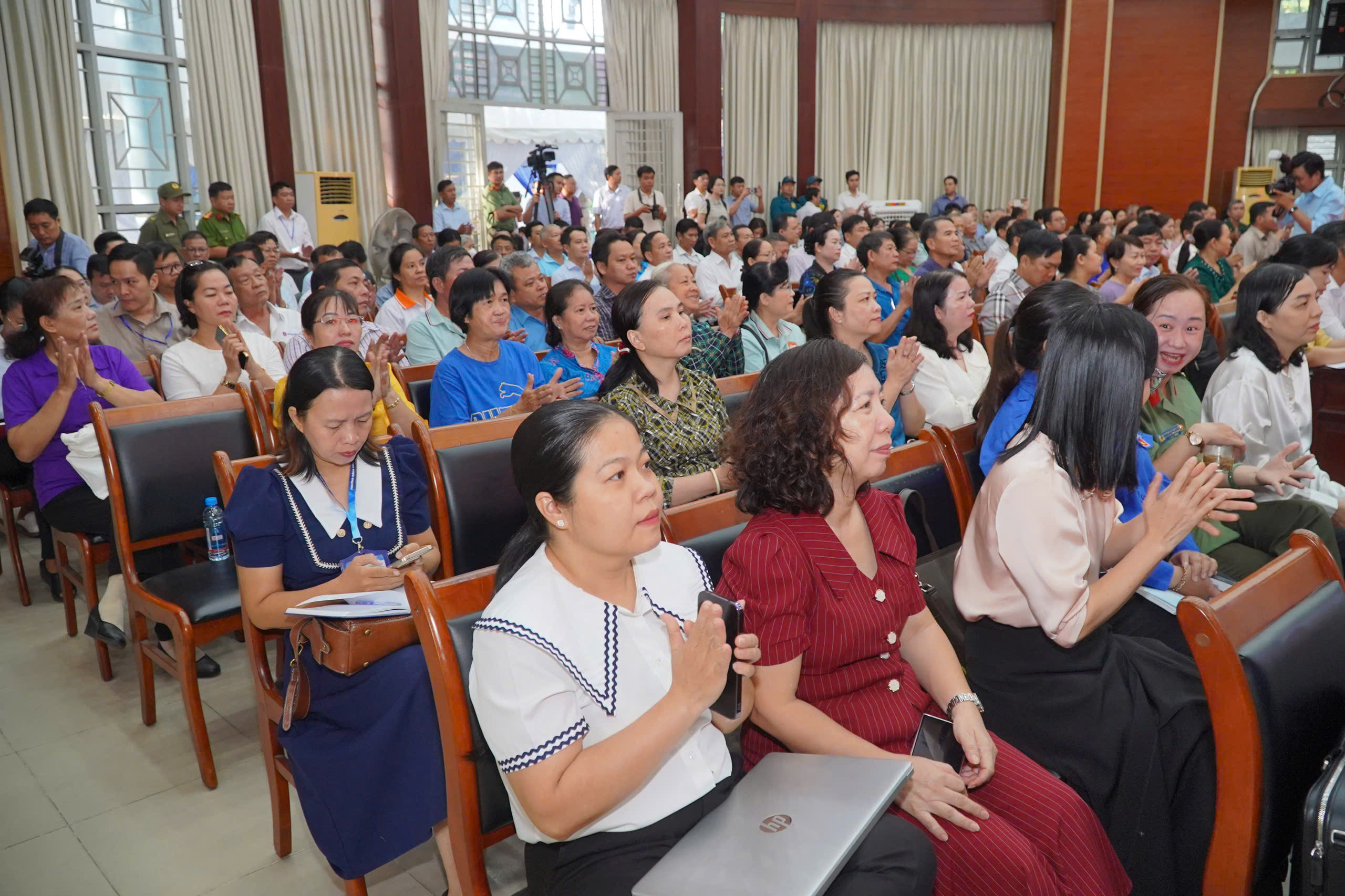 B&iacute; thư Th&agrave;nh ủy TPHCM tiếp x&uacute;c cử tri khu vực B&igrave;nh Dương cũ - Ảnh 12.