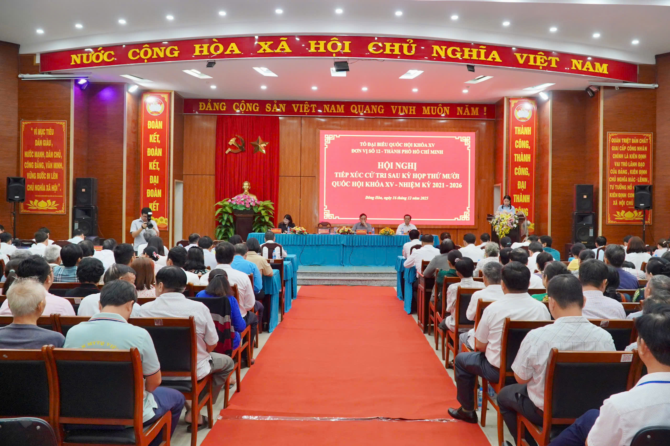 B&iacute; thư Th&agrave;nh ủy TPHCM tiếp x&uacute;c cử tri khu vực B&igrave;nh Dương cũ - Ảnh 6.