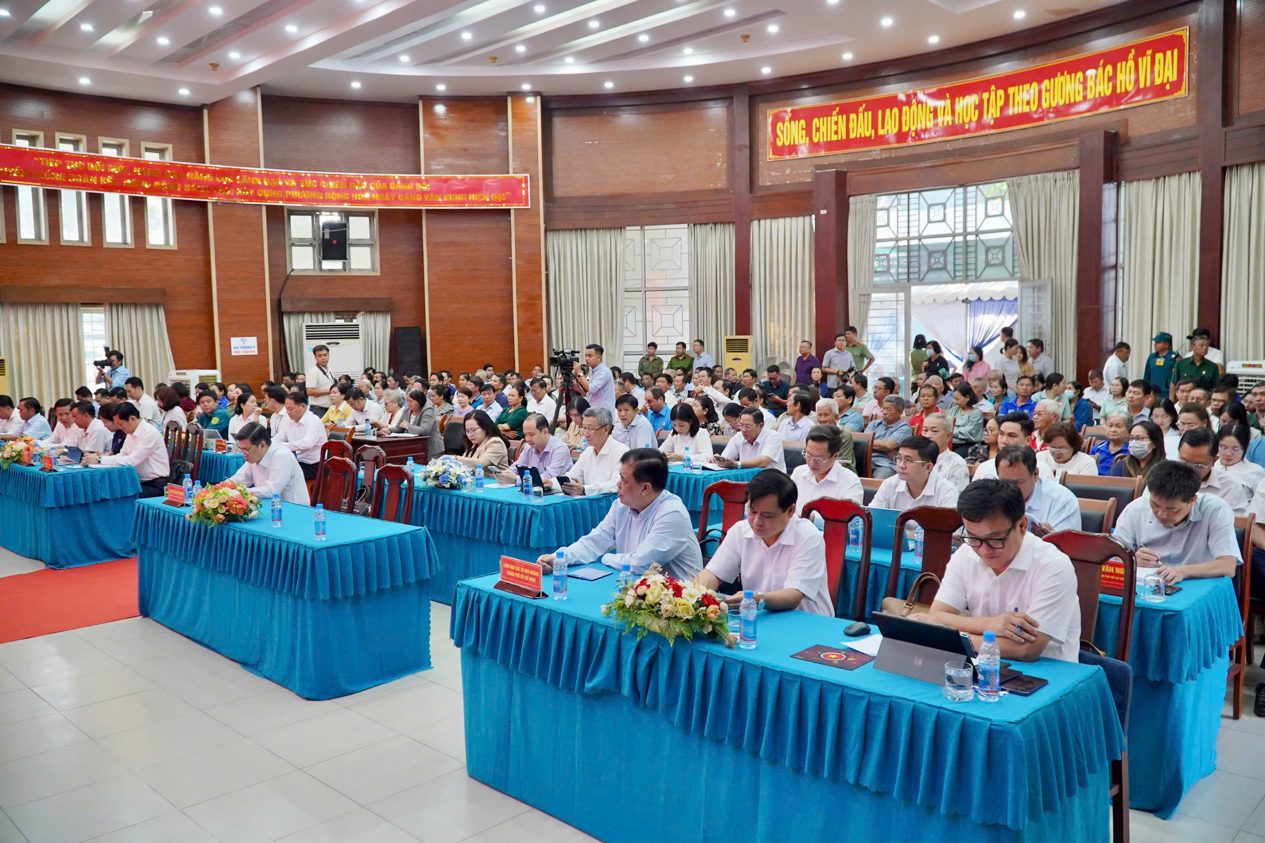 B&iacute; thư Th&agrave;nh ủy TPHCM tiếp x&uacute;c cử tri khu vực B&igrave;nh Dương cũ - Ảnh 8.