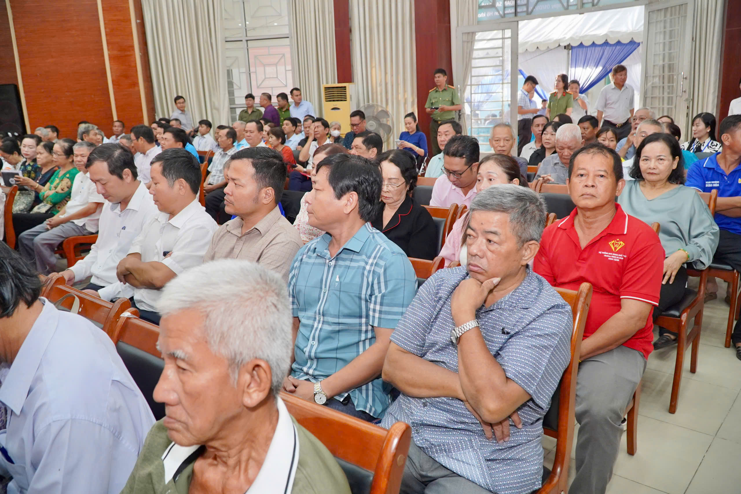 B&iacute; thư Th&agrave;nh ủy TPHCM tiếp x&uacute;c cử tri khu vực B&igrave;nh Dương cũ - Ảnh 10.