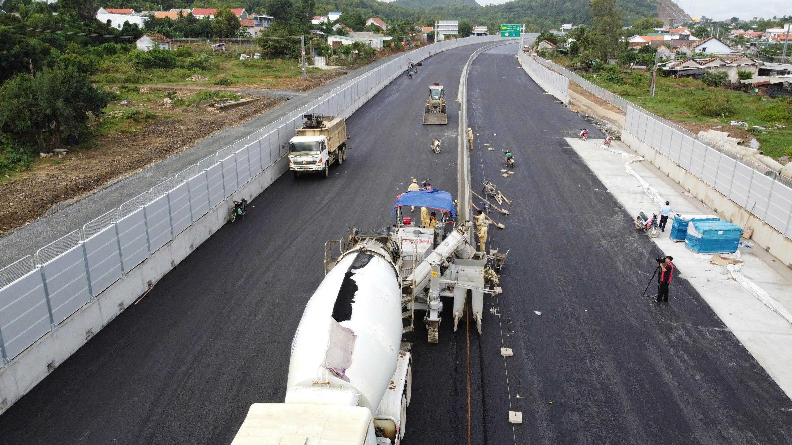ĐỘT PH&Aacute; HẠ TẦNG, KIẾN TẠO VỊ THẾ: Khởi sắc nhờ c&aacute;c tuyến cao tốc - Ảnh 1.