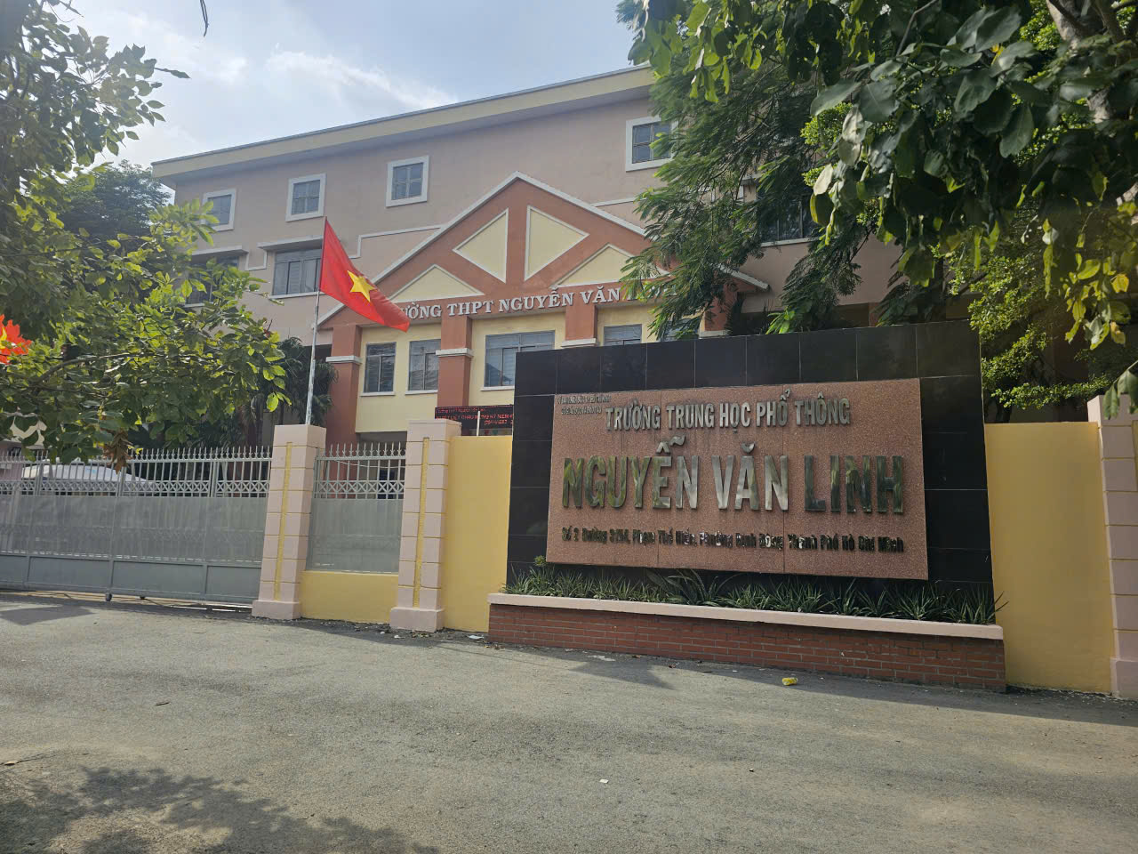 TPHCM: Để xảy ra c&aacute;c vụ việc sai phạm, hiệu trưởng một trường THPT phải giải tr&igrave;nh, kiểm điểm - Ảnh 1.