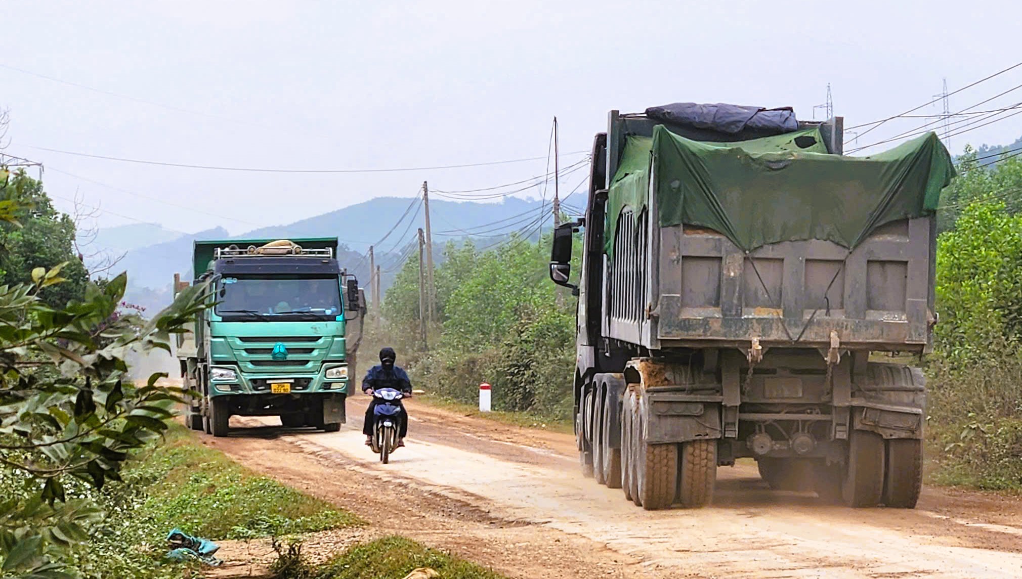 Tỉnh lộ ở Thanh Hóa oằn mình "cõng" xe tải trọng lớn, dân khổ đủ đường - Ảnh 3.