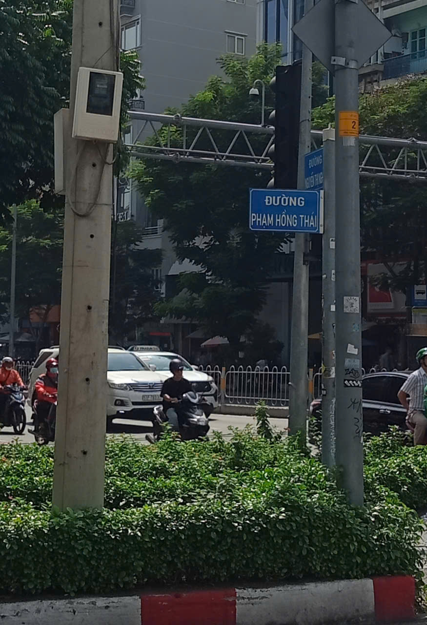 Th&aacute;o dỡ bảng hiệu hư hỏng - Ảnh 1.