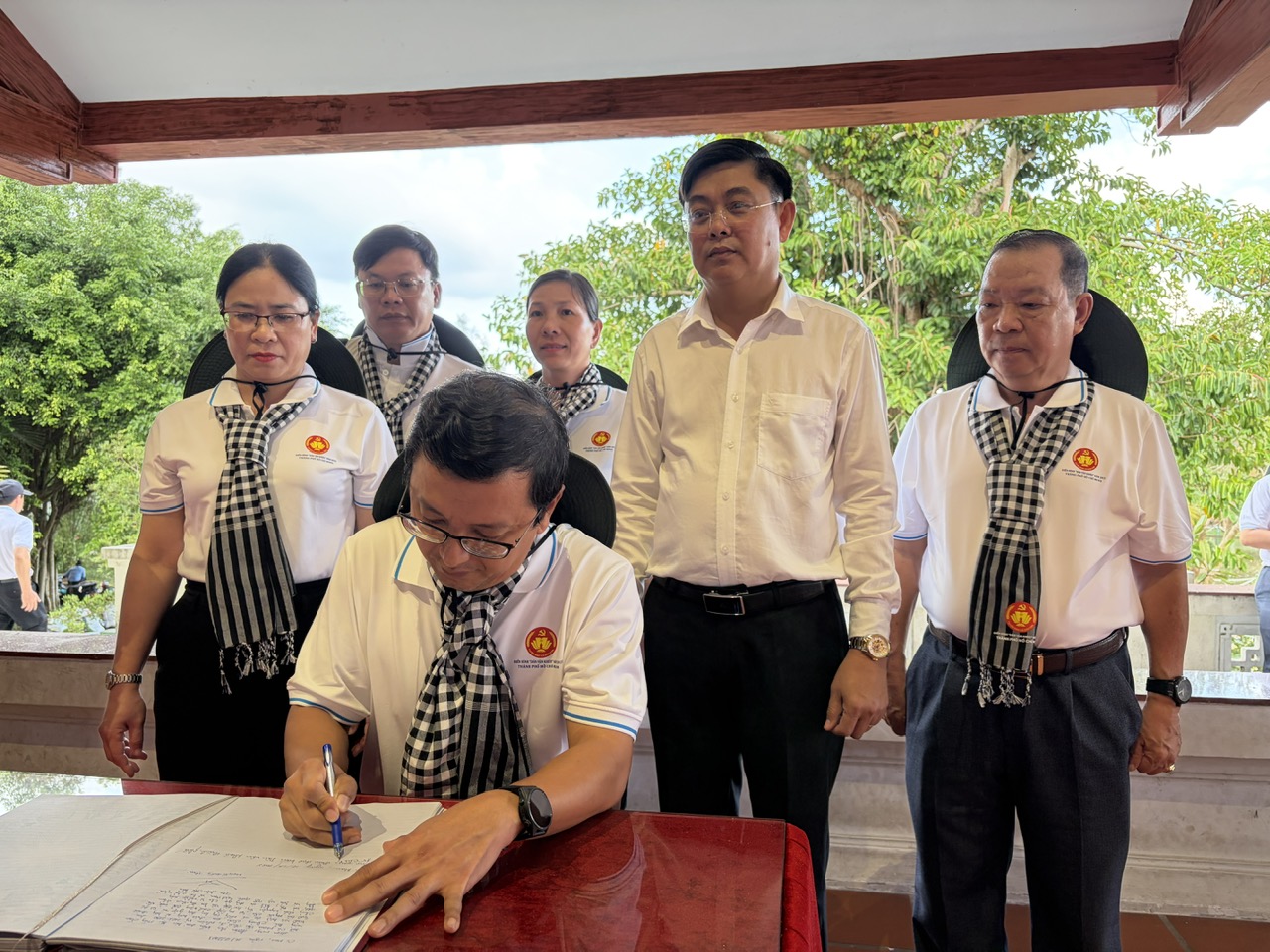 Nhiều hoạt động ý nghĩa của điển hình "Dân vận khéo" TPHCM tại Cà Mau - Ảnh 3.