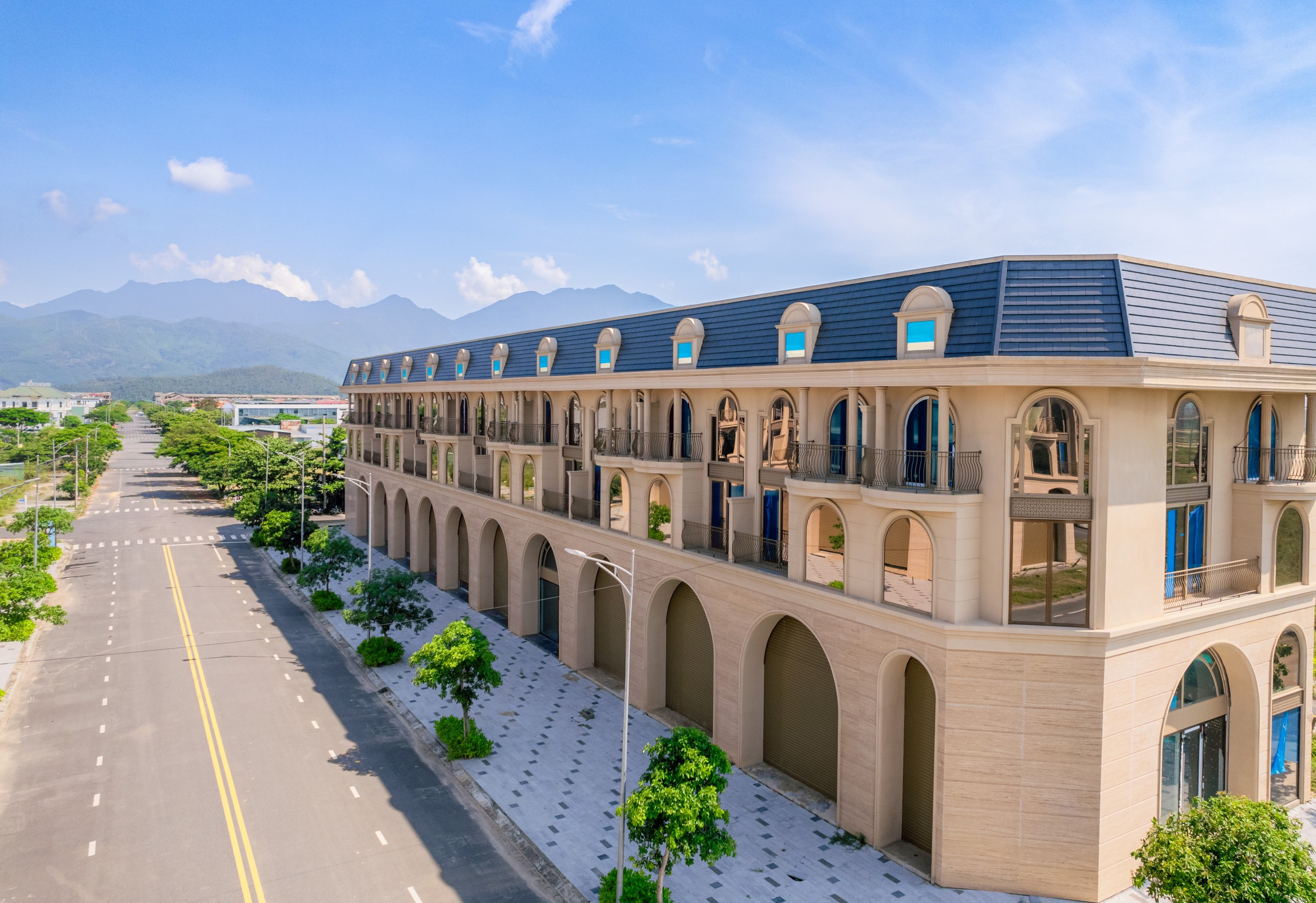 Gỡ vướng ph&aacute;p l&yacute; Dragon City Park, SDN & Regal Group ho&agrave;n tất sổ đỏ b&agrave;n giao kh&aacute;ch h&agrave;ng - Ảnh 2.