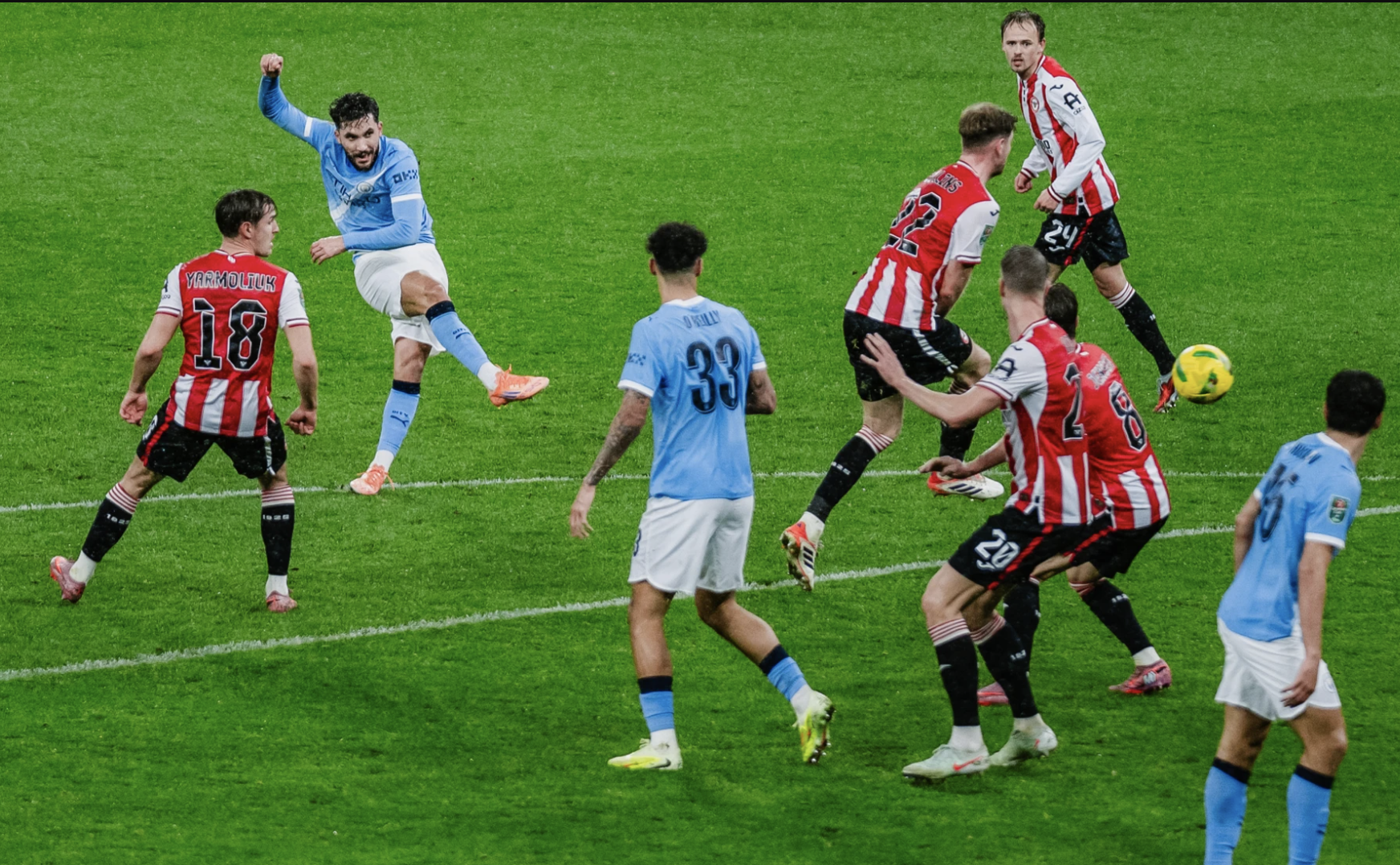 Nhẹ nh&agrave;ng vượt ải Brentford, Man City thẳng tiến b&aacute;n kết League Cup - Ảnh 3.