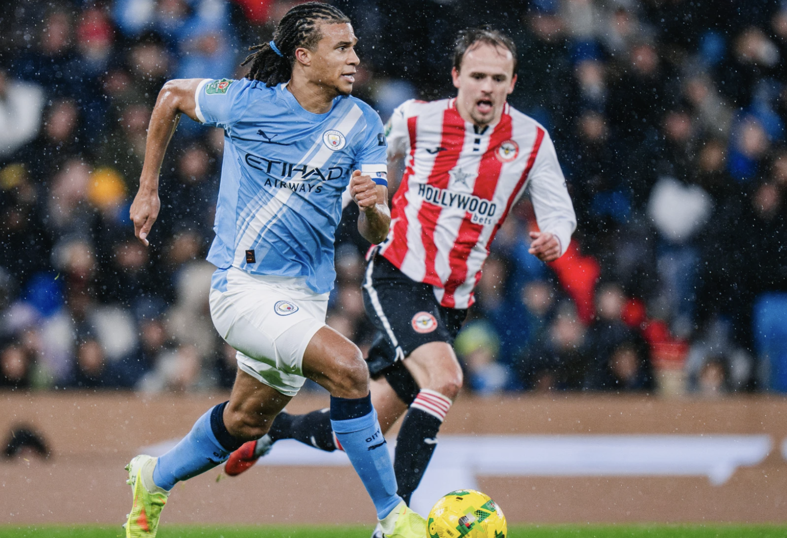 Nhẹ nh&agrave;ng vượt ải Brentford, Man City thẳng tiến b&aacute;n kết League Cup - Ảnh 1.