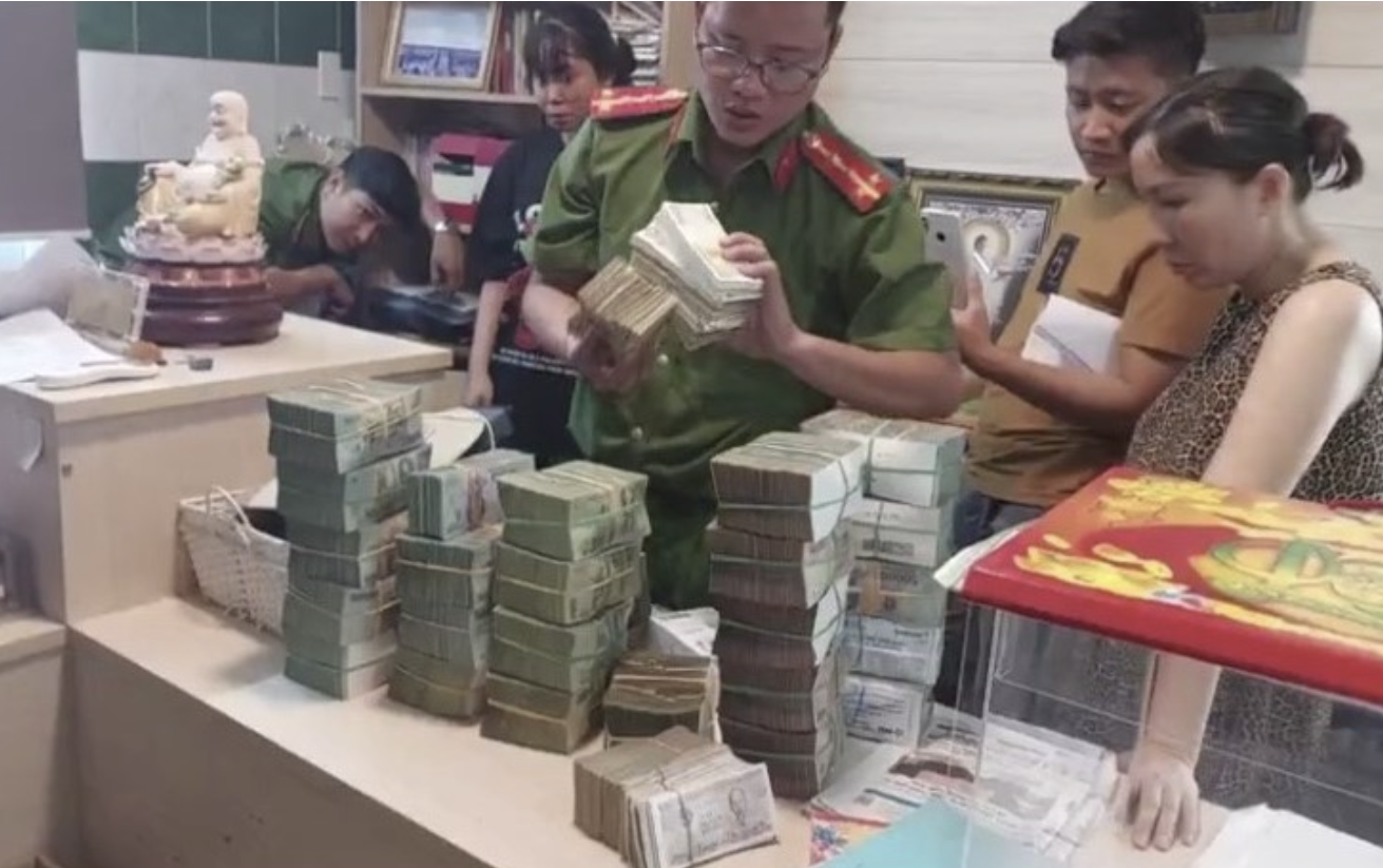 Thợ hồ, c&ocirc;ng nh&acirc;n tham gia đường d&acirc;y rửa tiền tại tiệm v&agrave;ng lớn ở TPHCM - Ảnh 2.