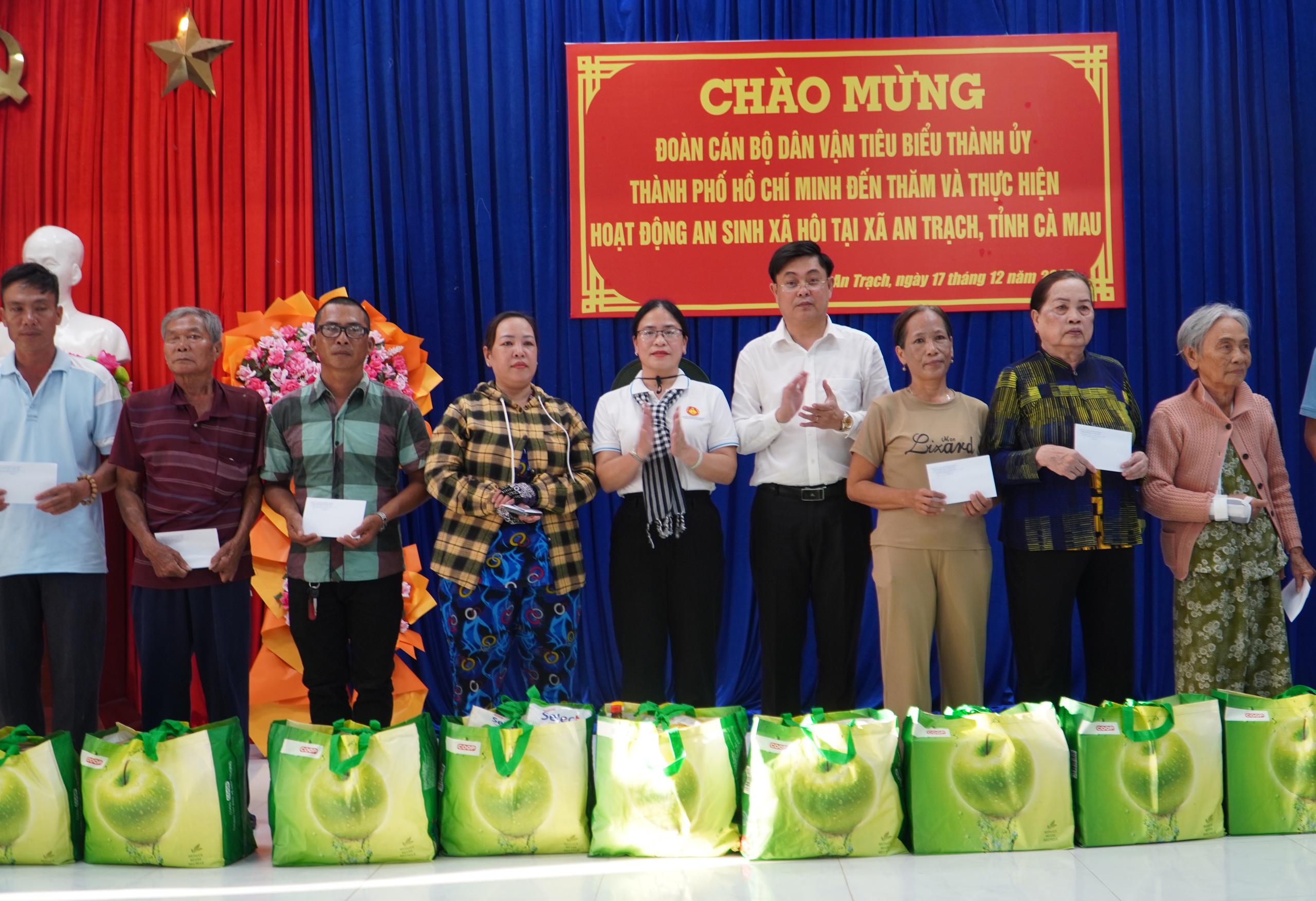 Nhiều hoạt động ý nghĩa của điển hình "Dân vận khéo" TPHCM tại Cà Mau - Ảnh 5.