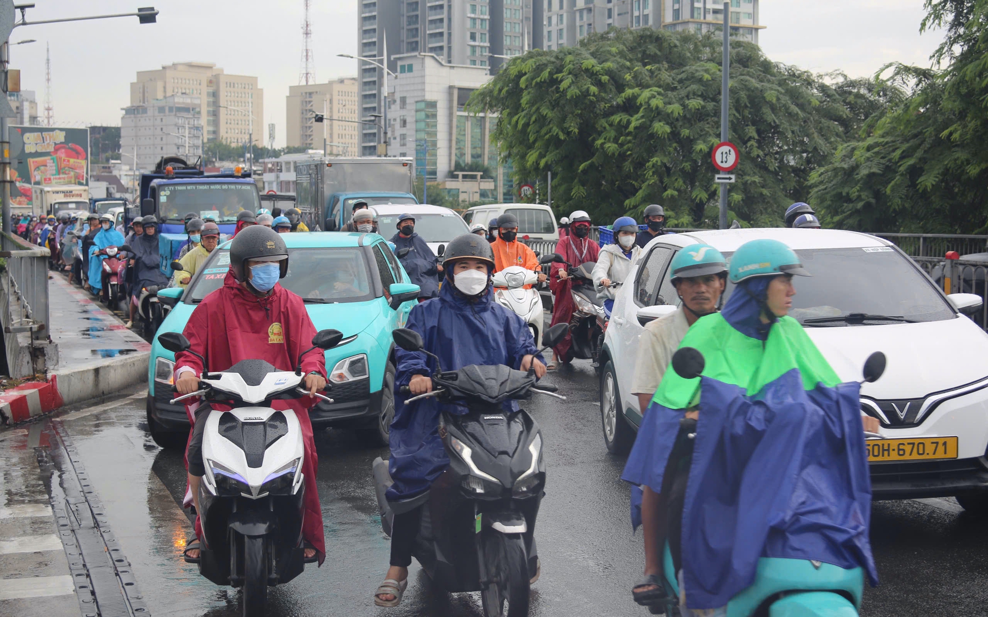 Dự báo thời tiết hôm nay, 17-12: Bầu trời TPHCM âm u trong lớp mù dày đặc