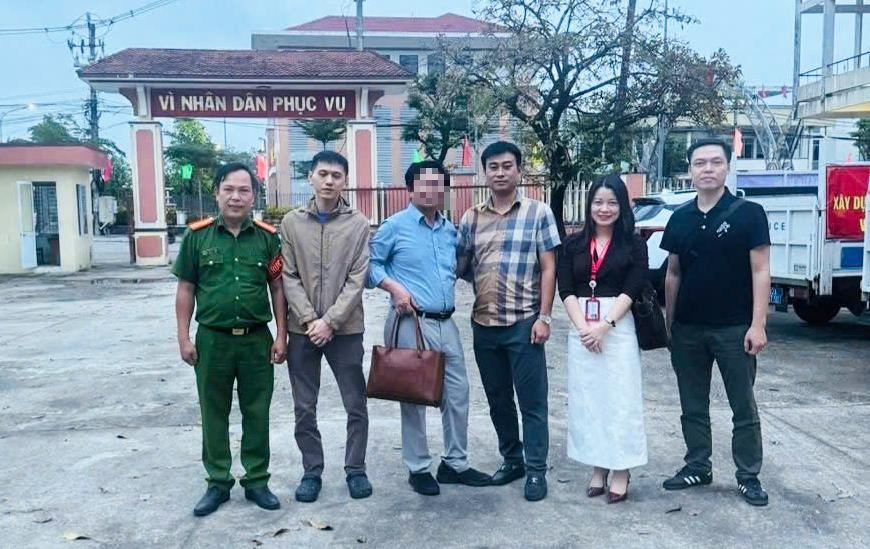C&ocirc;ng an x&atilde; ở Đ&agrave; Nẵng hỗ trợ ch&agrave;ng trai H&agrave; Nội nhận lại 5 tỉ chuyển nhầm - Ảnh 1.