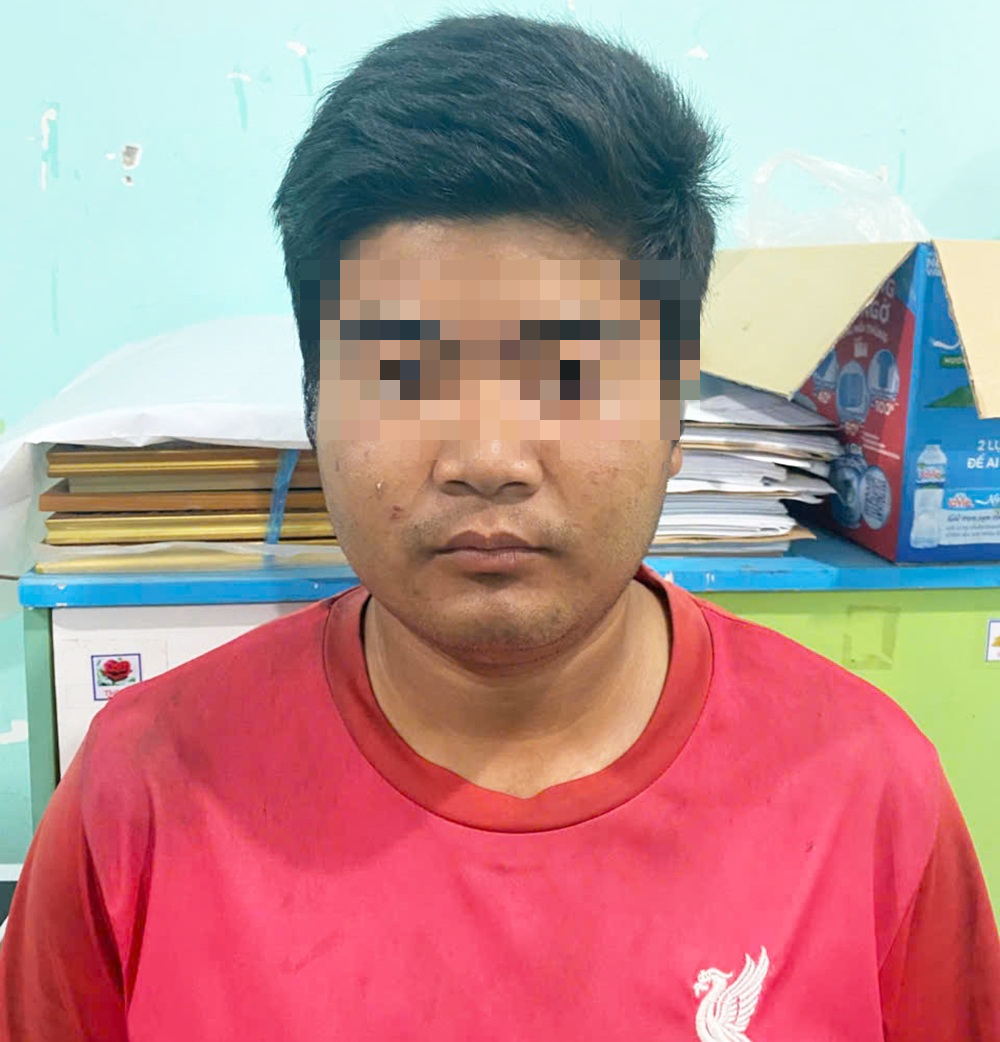 Tại cơ quan công an, nam thanh niên khai nhận muốn trêu chọc lực lượng công an nên mới bịa ra thông tin giả vụ cháy kho trấu ở An Giang - Ảnh 1.