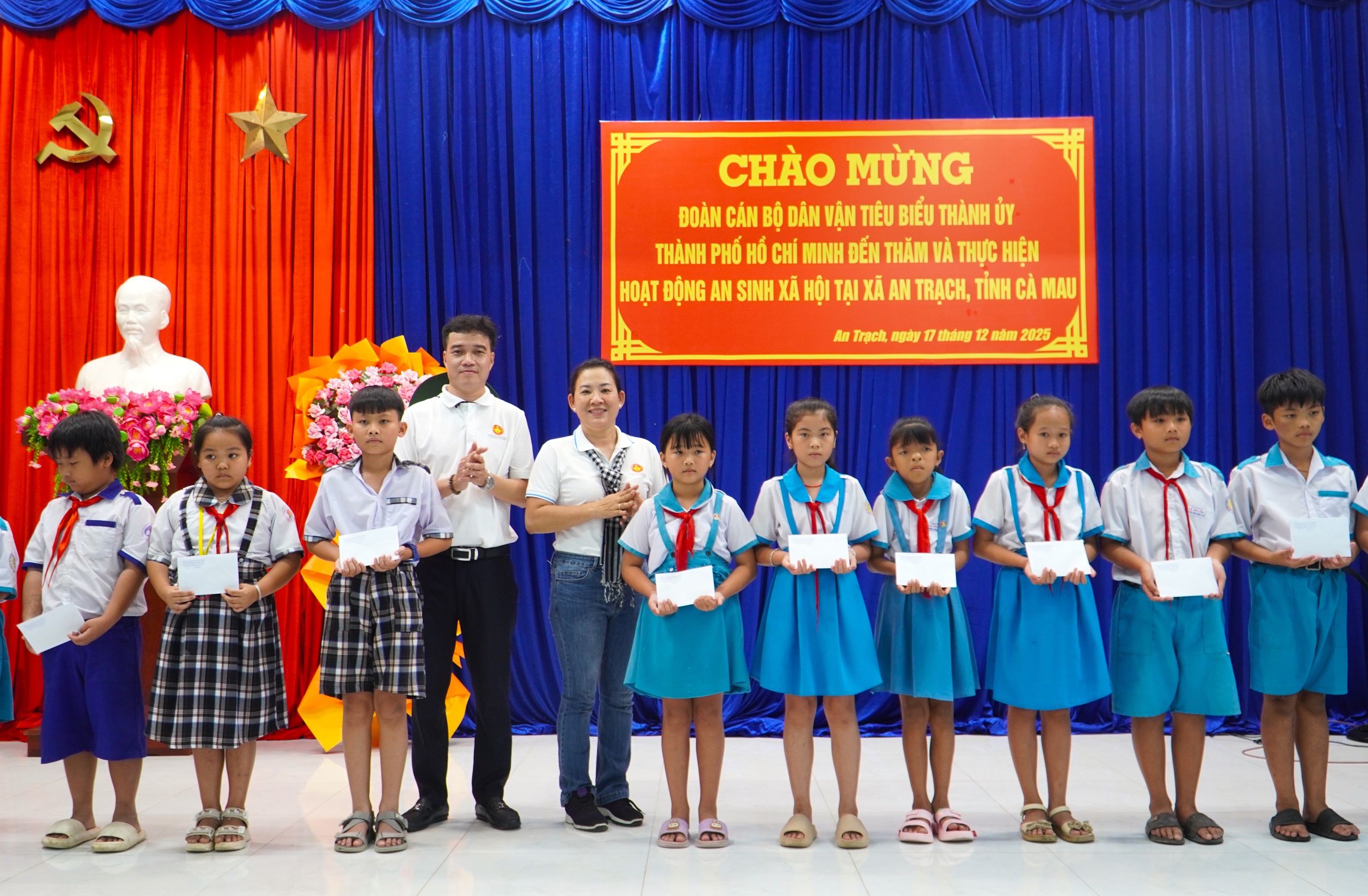 Nhiều hoạt động ý nghĩa của điển hình "Dân vận khéo" TPHCM tại Cà Mau - Ảnh 6.