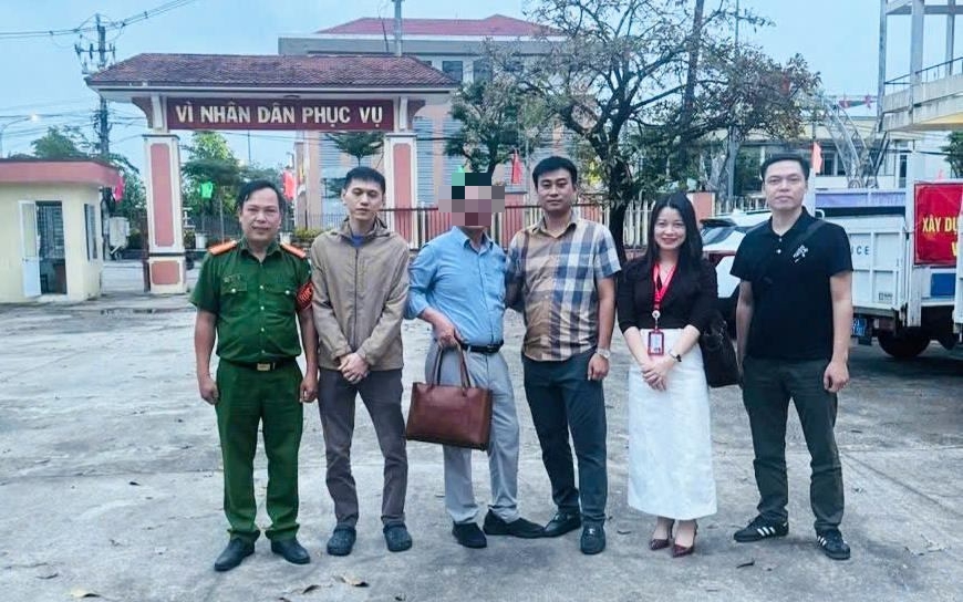 Công an xã ở Đà Nẵng hỗ trợ chàng trai từ Hà Nội nhận lại 5 tỉ đồng chuyển nhầm