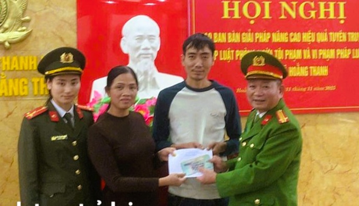 Bất ngờ nhận 100 triệu đồng từ tài khoản lạ, nữ giáo viên liền báo công an - Ảnh 1.