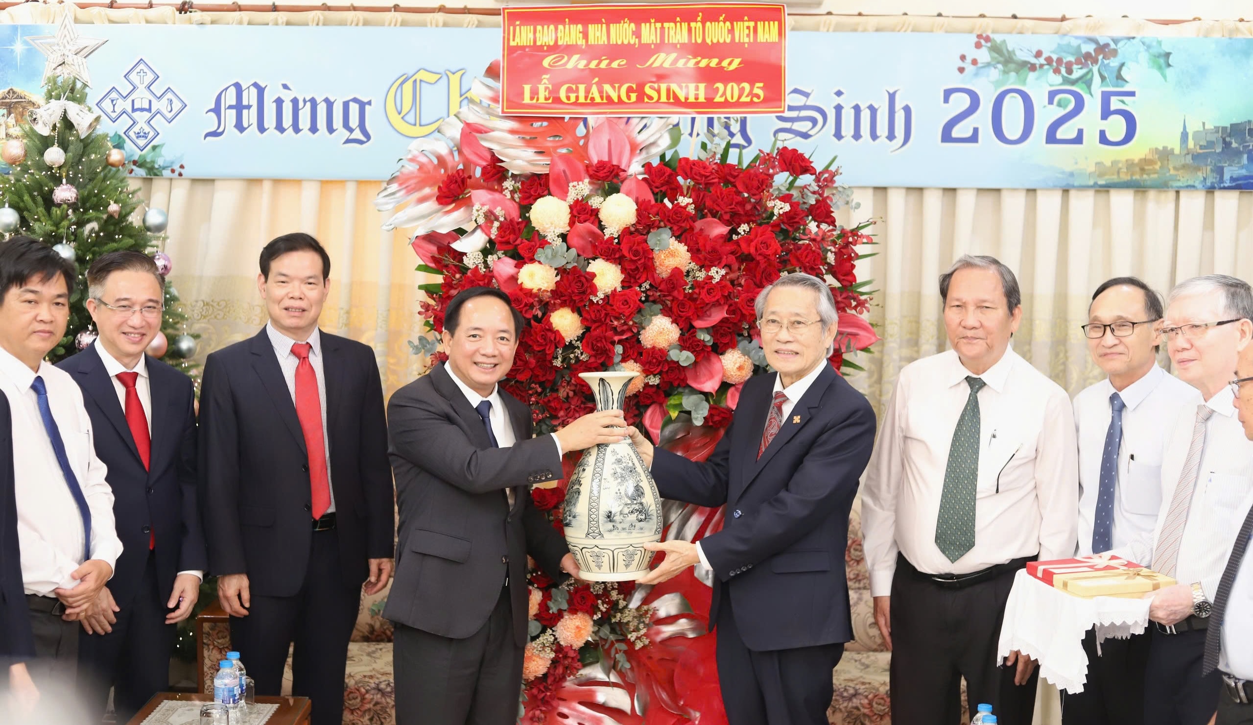 Trưởng Ban Tuyên giáo và Dân vận Trung ương thăm, chúc mừng Giáng sinh tại TPHCM - Ảnh 6.