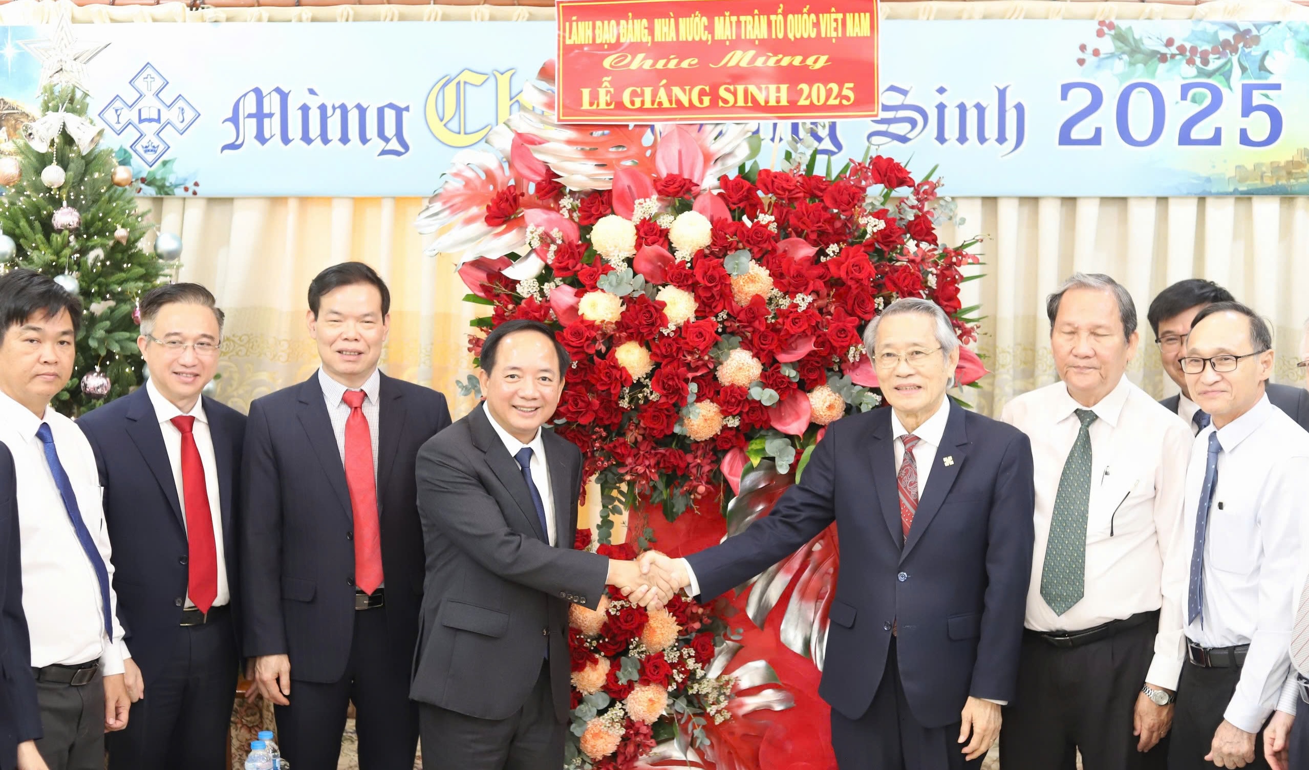 Trưởng Ban Tuyên giáo và Dân vận Trung ương thăm, chúc mừng Giáng sinh tại TPHCM - Ảnh 5.
