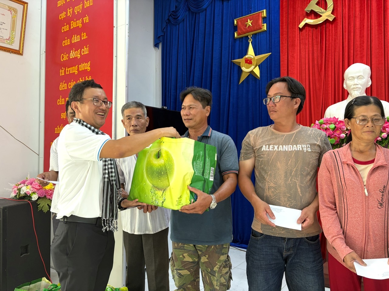 Nhiều hoạt động ý nghĩa của điển hình "Dân vận khéo" TPHCM tại Cà Mau - Ảnh 4.