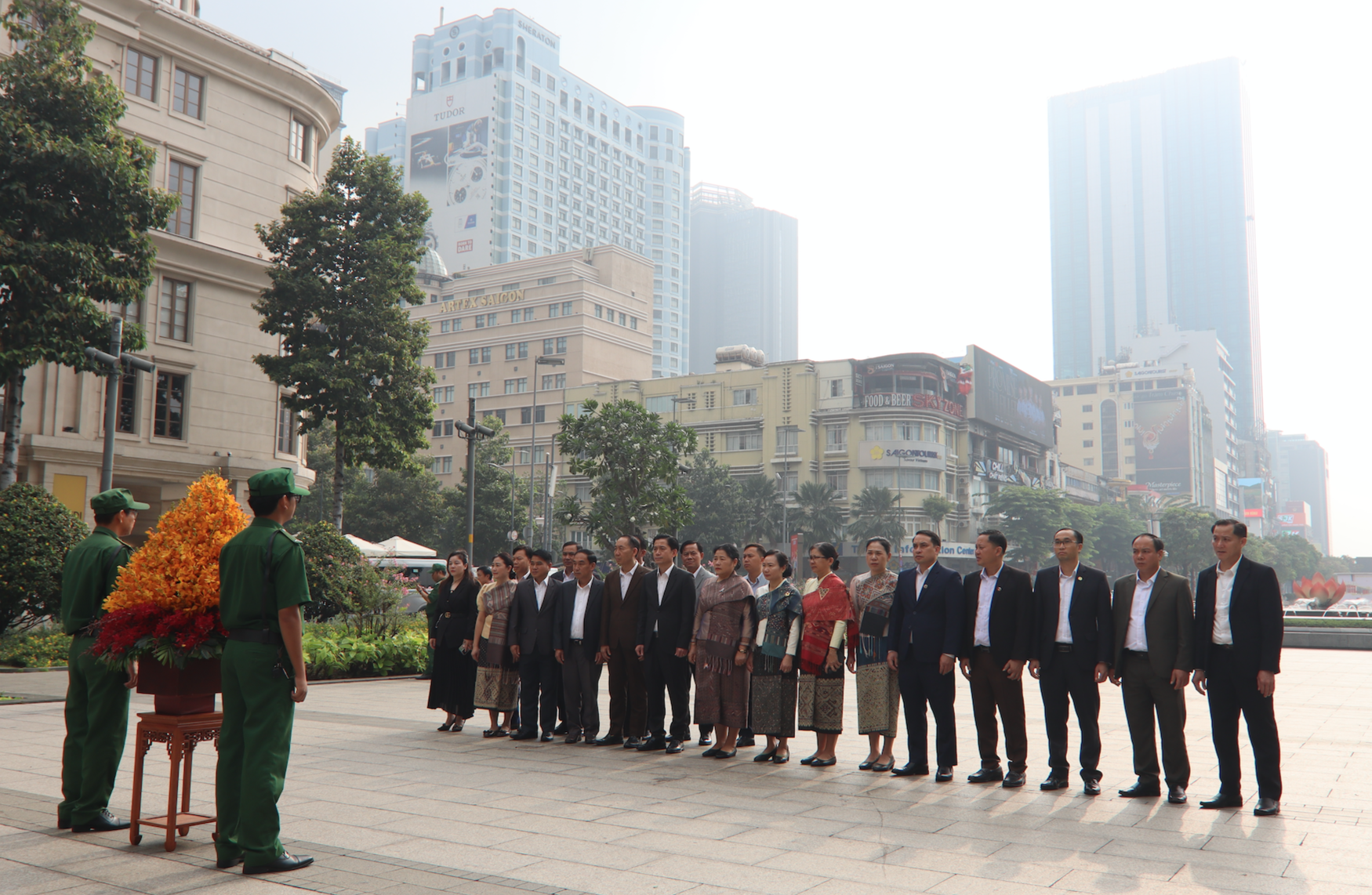 Đo&agrave;n tỉnh Hủa Phăn d&acirc;ng hoa Tượng đ&agrave;i Chủ tịch Hồ Ch&iacute; Minh - Ảnh 1.