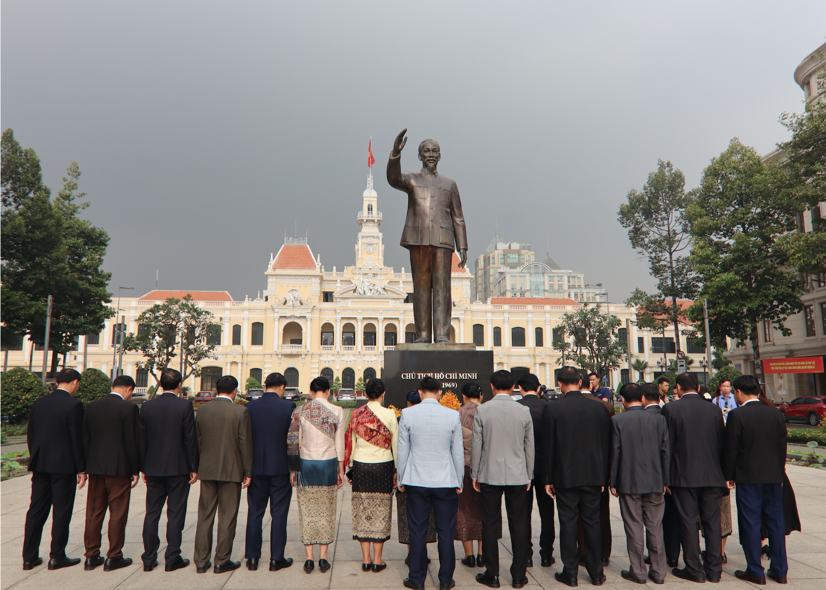 Đo&agrave;n tỉnh Hủa Phăn d&acirc;ng hoa Tượng đ&agrave;i Chủ tịch Hồ Ch&iacute; Minh - Ảnh 3.