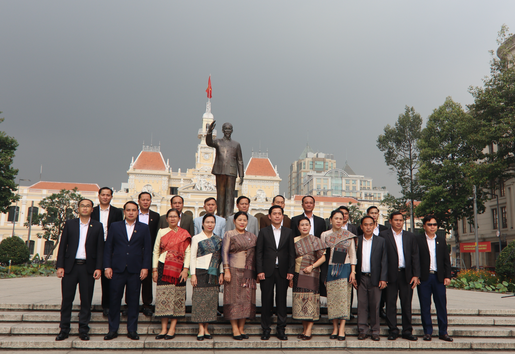Đo&agrave;n tỉnh Hủa Phăn d&acirc;ng hoa Tượng đ&agrave;i Chủ tịch Hồ Ch&iacute; Minh - Ảnh 4.
