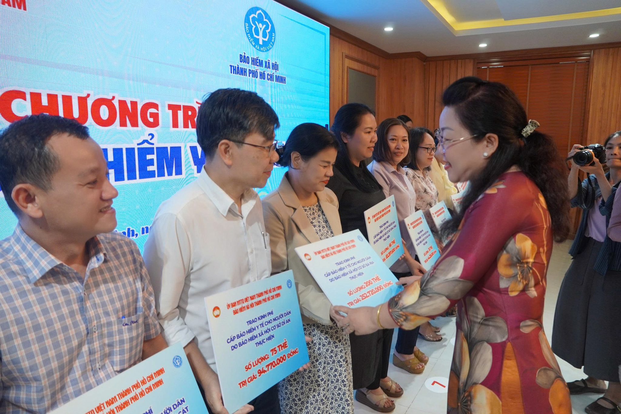 Tặng thẻ BHYT cho người ngh&egrave;o để kh&ocirc;ng ai bị bỏ lại ph&iacute;a sau - Ảnh 2.