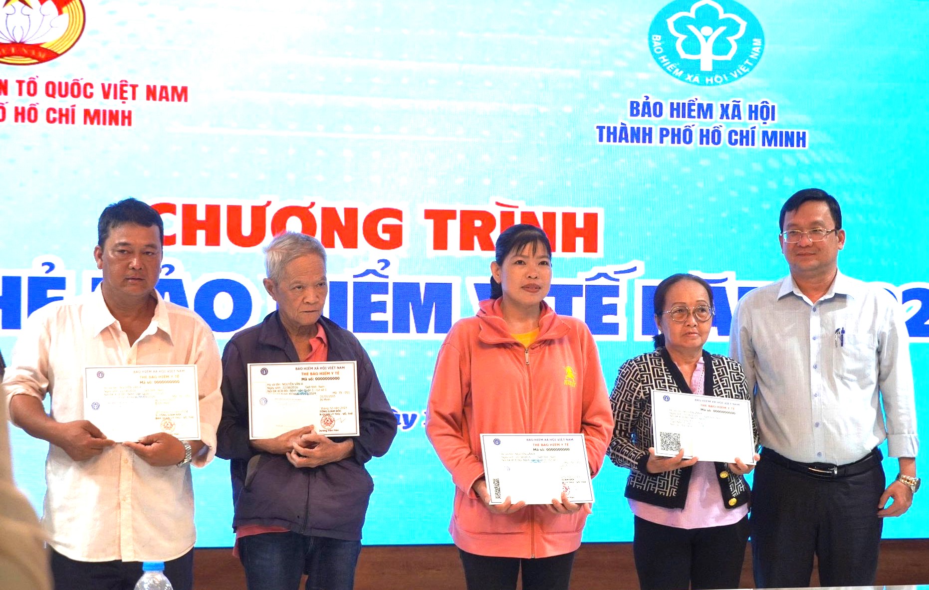 Tặng thẻ BHYT cho người ngh&egrave;o để kh&ocirc;ng ai bị bỏ lại ph&iacute;a sau - Ảnh 1.