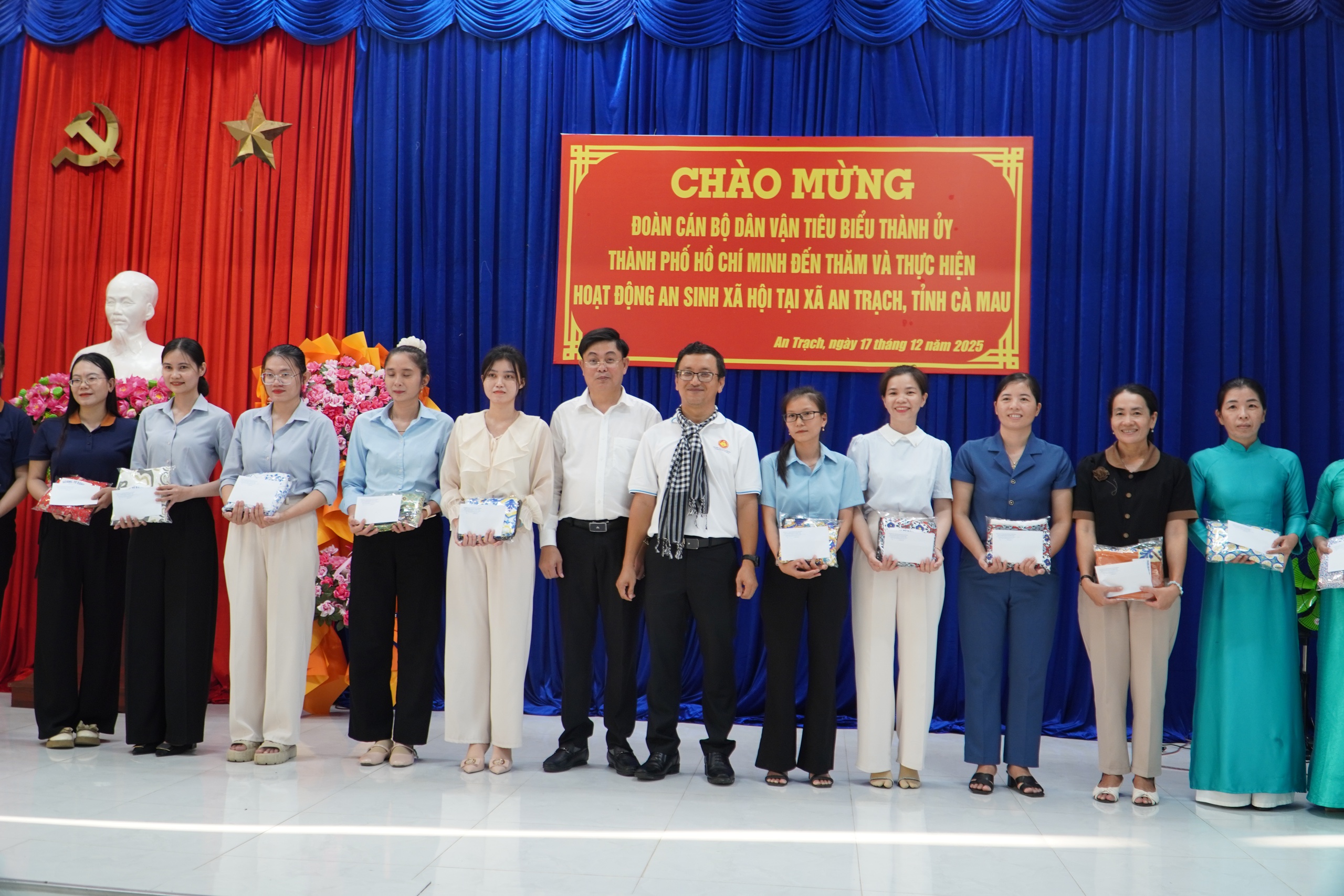 Nhiều hoạt động ý nghĩa của điển hình "Dân vận khéo" TPHCM tại Cà Mau - Ảnh 9.