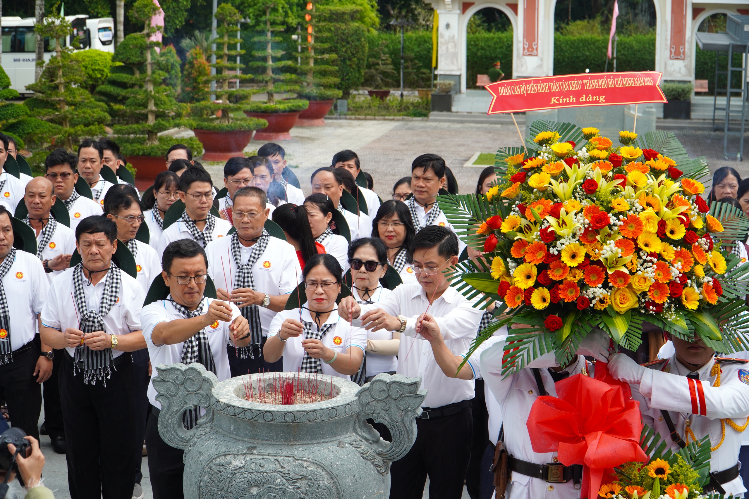 Nhiều hoạt động ý nghĩa của điển hình "Dân vận khéo" TPHCM tại Cà Mau - Ảnh 1.