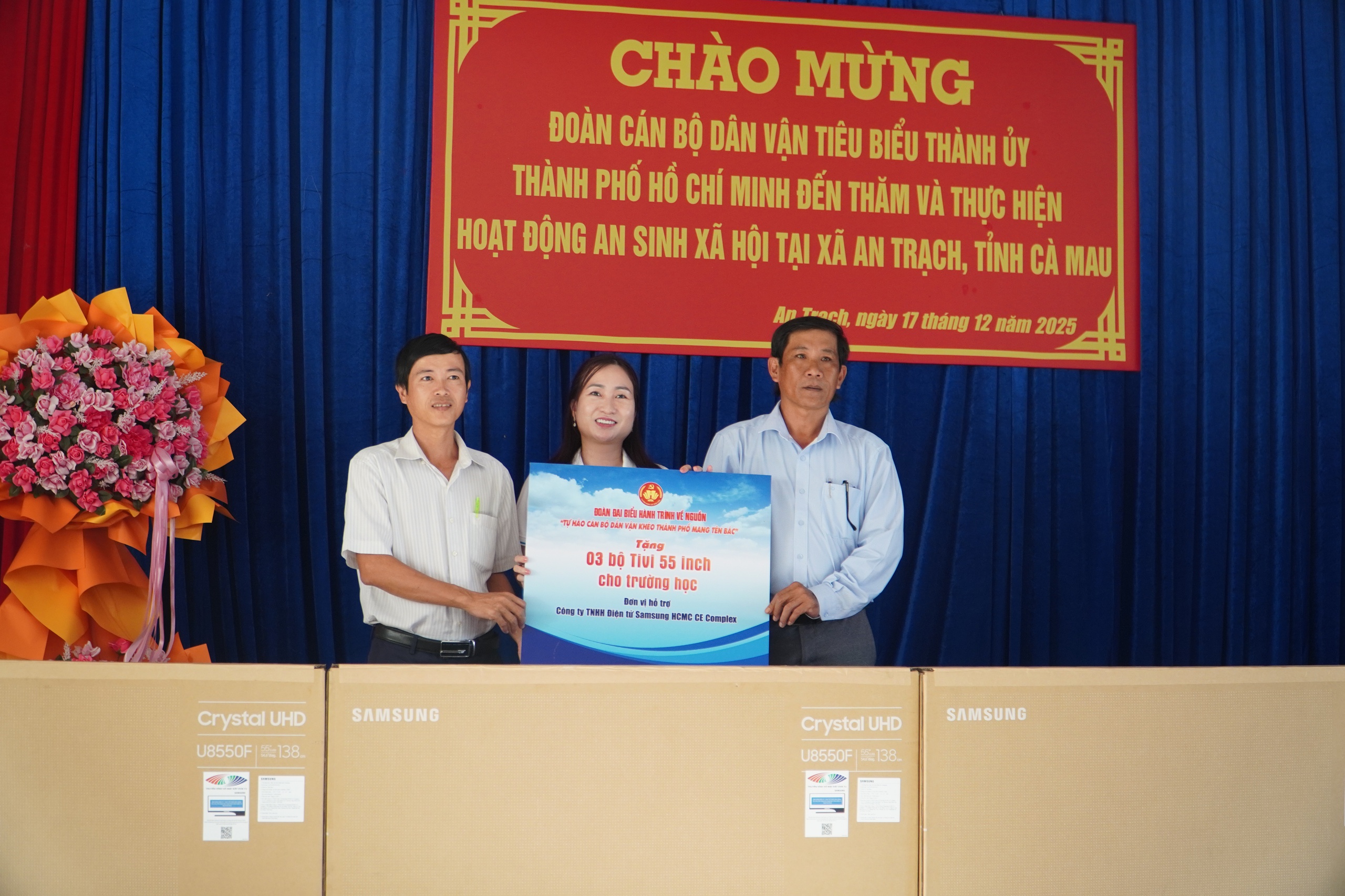 Nhiều hoạt động ý nghĩa của điển hình "Dân vận khéo" TPHCM tại Cà Mau - Ảnh 8.