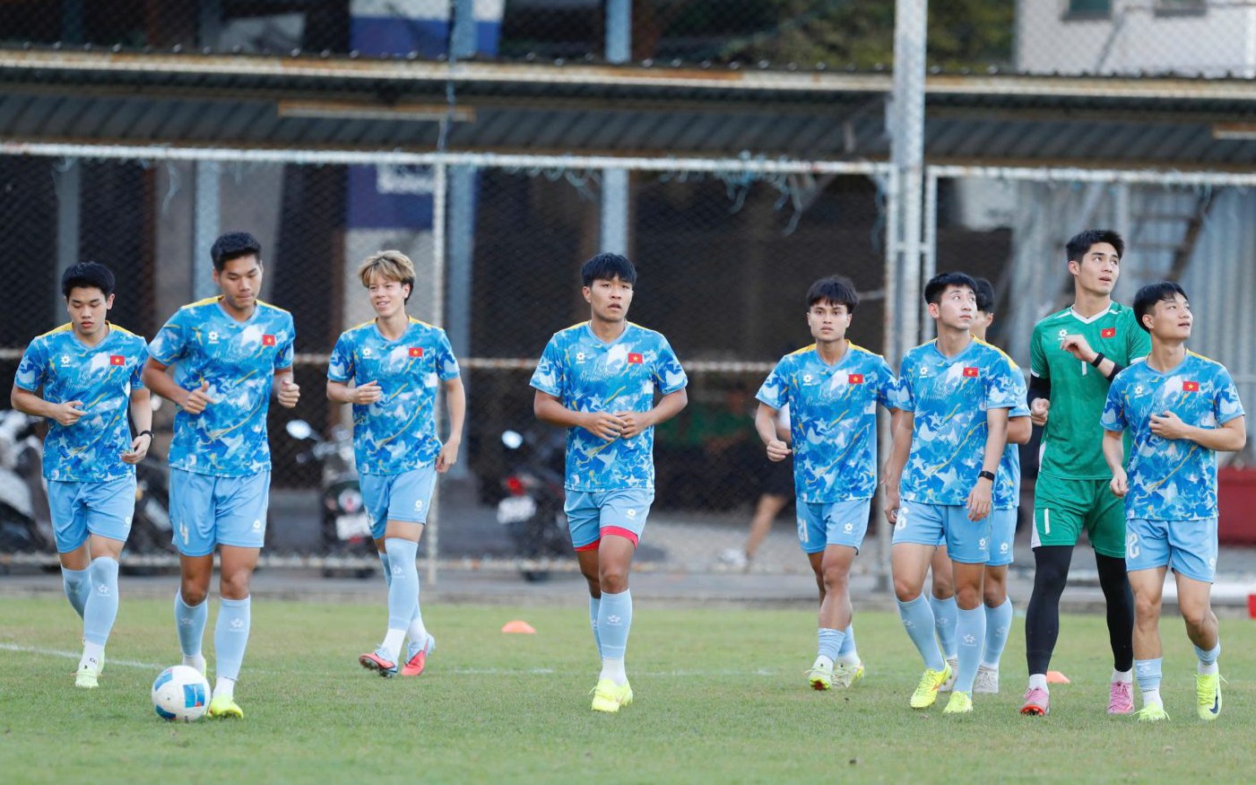 Trung vệ "thép" U22 Việt Nam muốn "khóa chặt" tiền đạo U22 Thái Lan