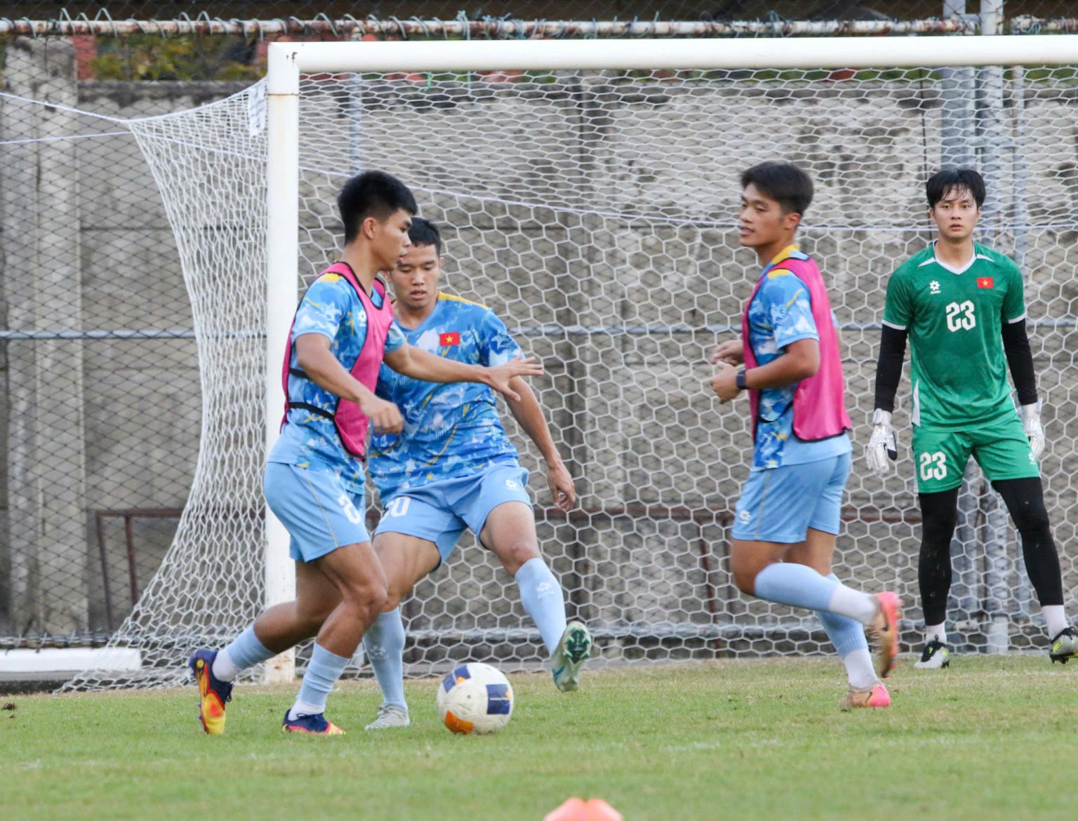 Trung vệ "th&eacute;p" U22 Việt Nam muốn "kh&oacute;a chặt" tiền đạo U22 Th&aacute;i Lan - Ảnh 3.
