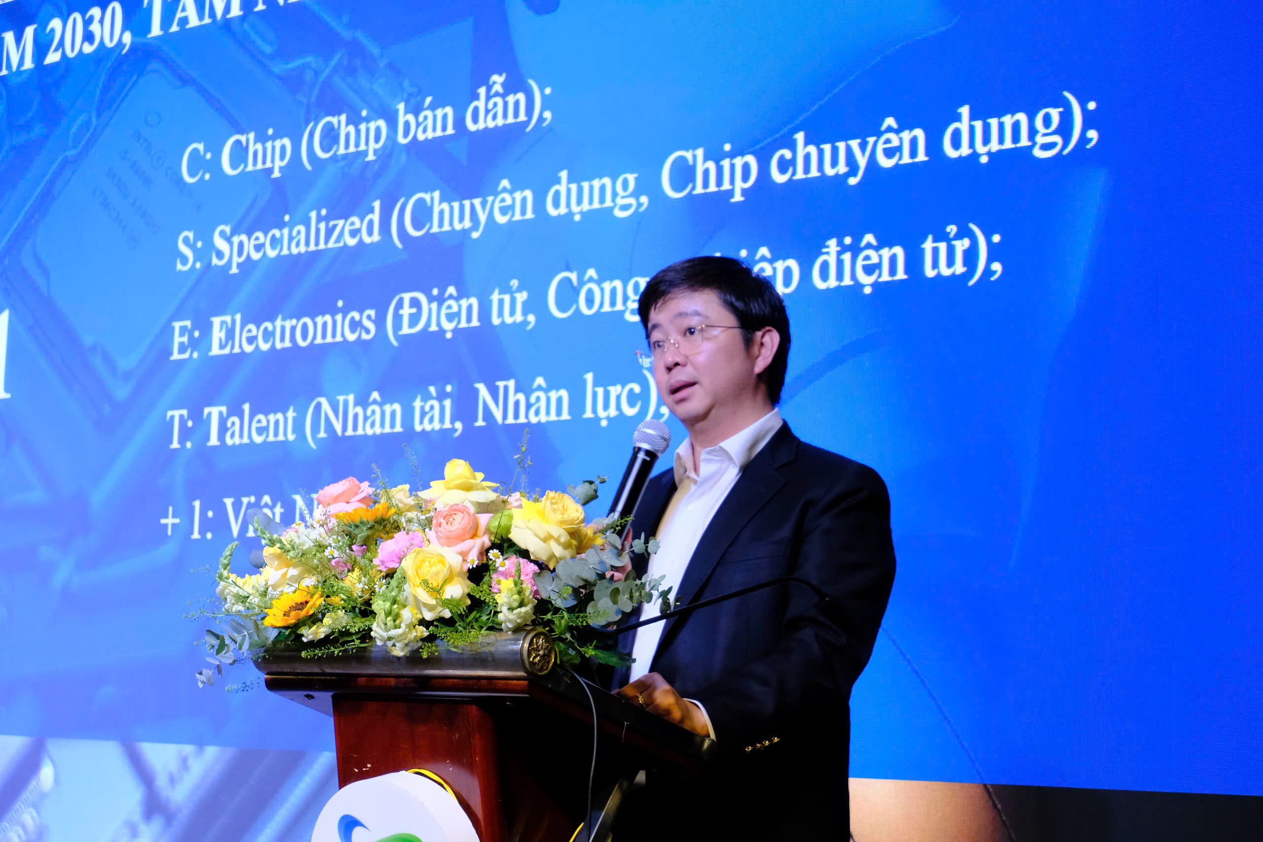 Tham vọng b&aacute;n dẫn của Việt Nam v&agrave; b&agrave;i to&aacute;n 100.000 kỹ sư - Ảnh 1.