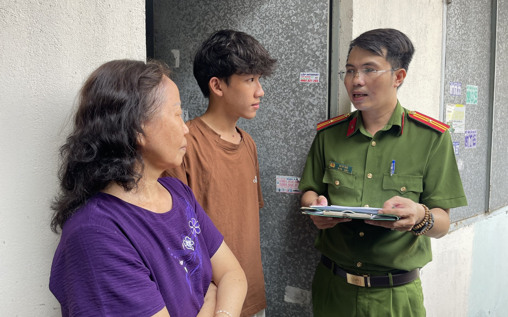 Công an TPHCM đến từng nhà phổ biến quy định "hát karaoke ồn ào giờ nào cũng bị phạt"
