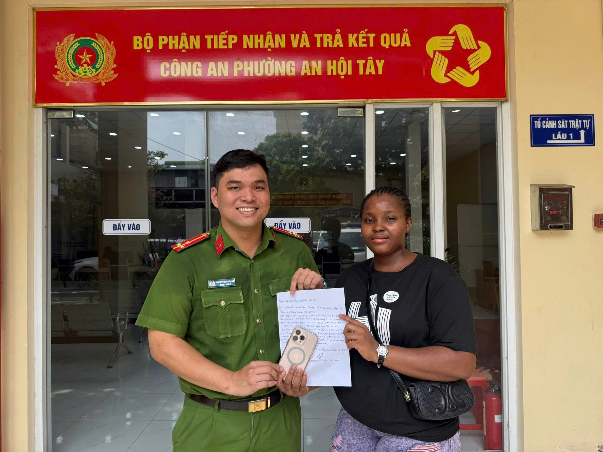 Cô gái người Nigeria bị mất điện thoại, Công an TPHCM tìm thấy ngay sau đó - Ảnh 1.
