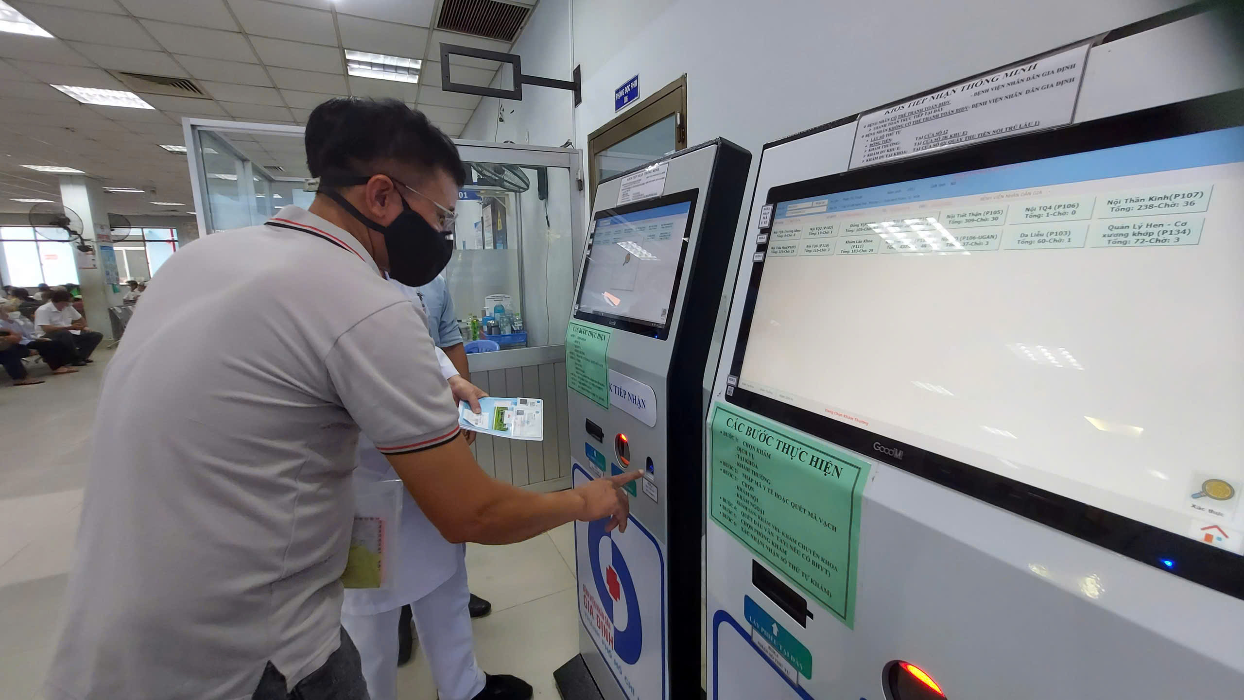 Người d&acirc;n TPHCM đi kh&aacute;m bệnh kh&ocirc;ng h&agrave;i l&ograve;ng c&oacute; thể phản &aacute;nh ngay - Ảnh 1.